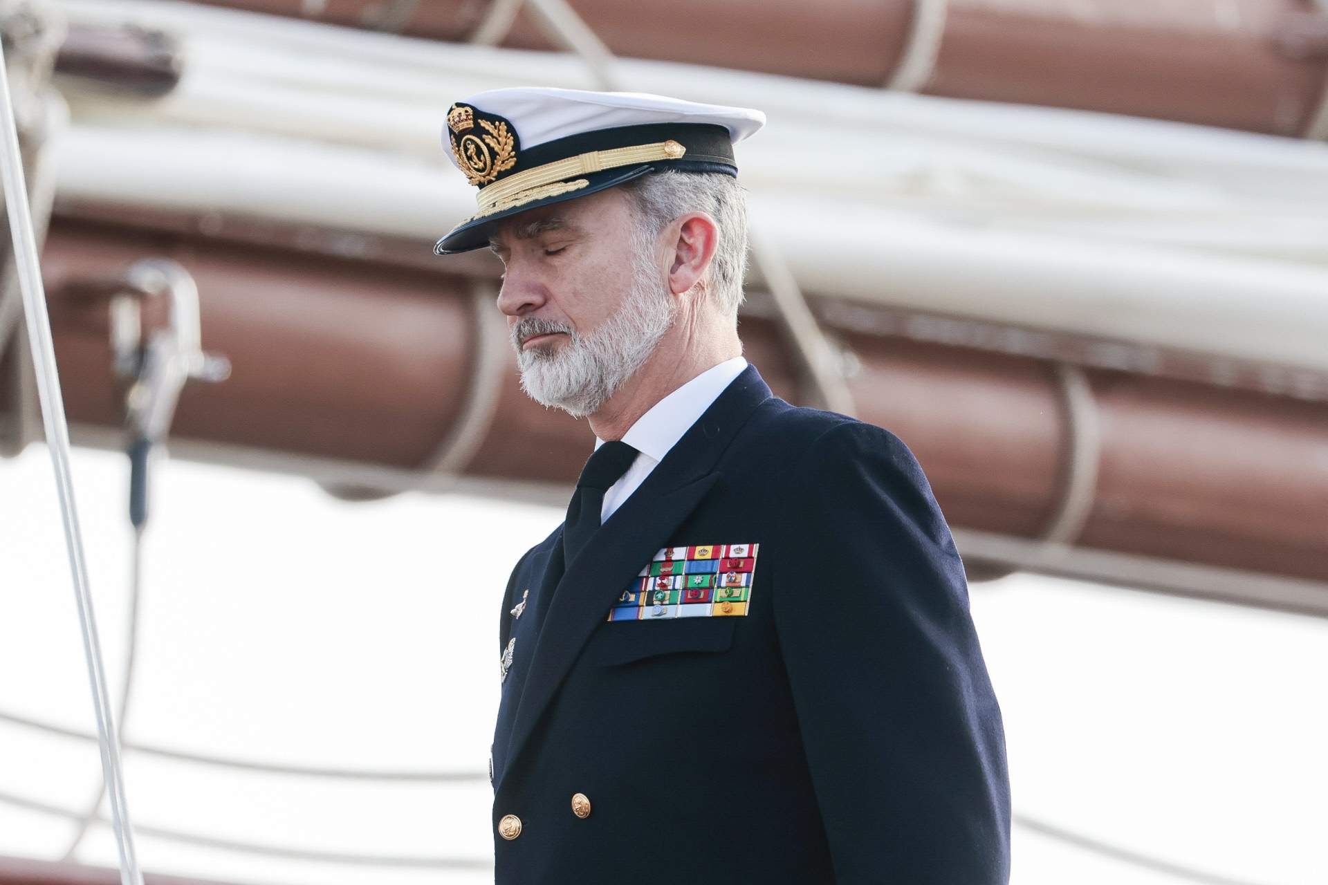 El gesto de Felipe con la mano, en el puerto de Cádiz, que indigna de mala manera a los ultras de la derecha