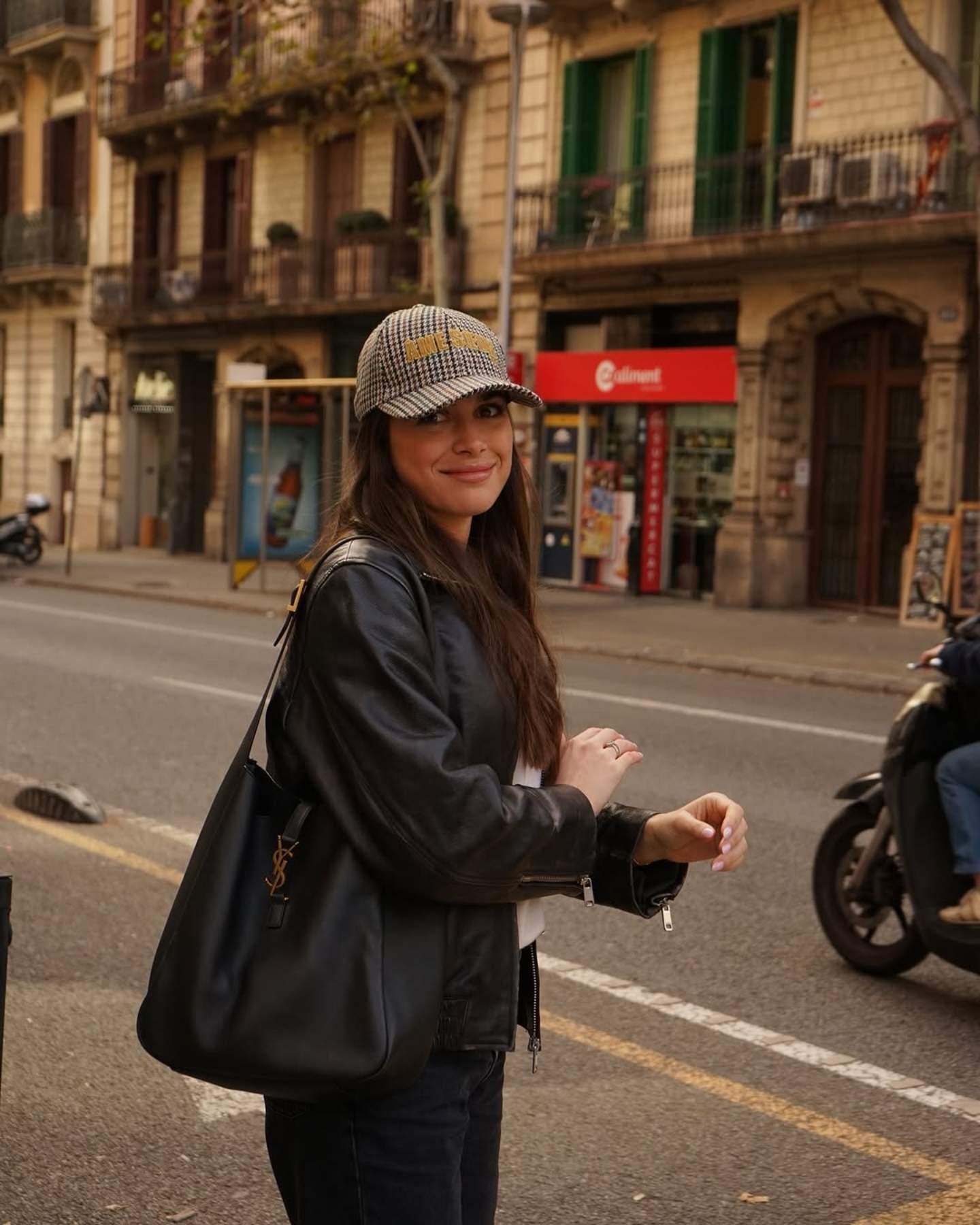 Sira Martínez enamora desde este rincón especial y muestra el libro que no puede parar de leer
