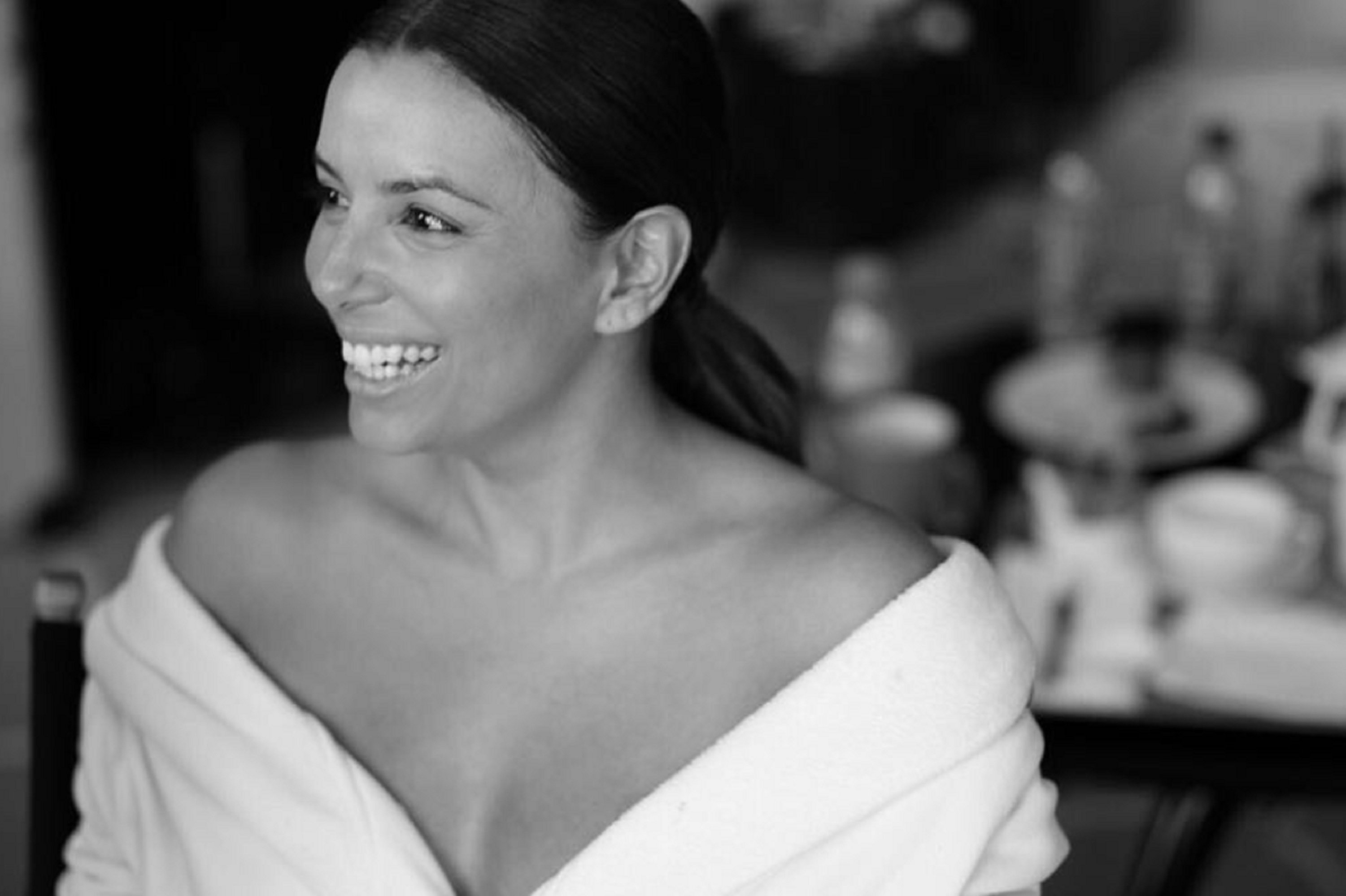 Eva Longoria, 100% natural: sin maquillar y despeinada dando el pecho
