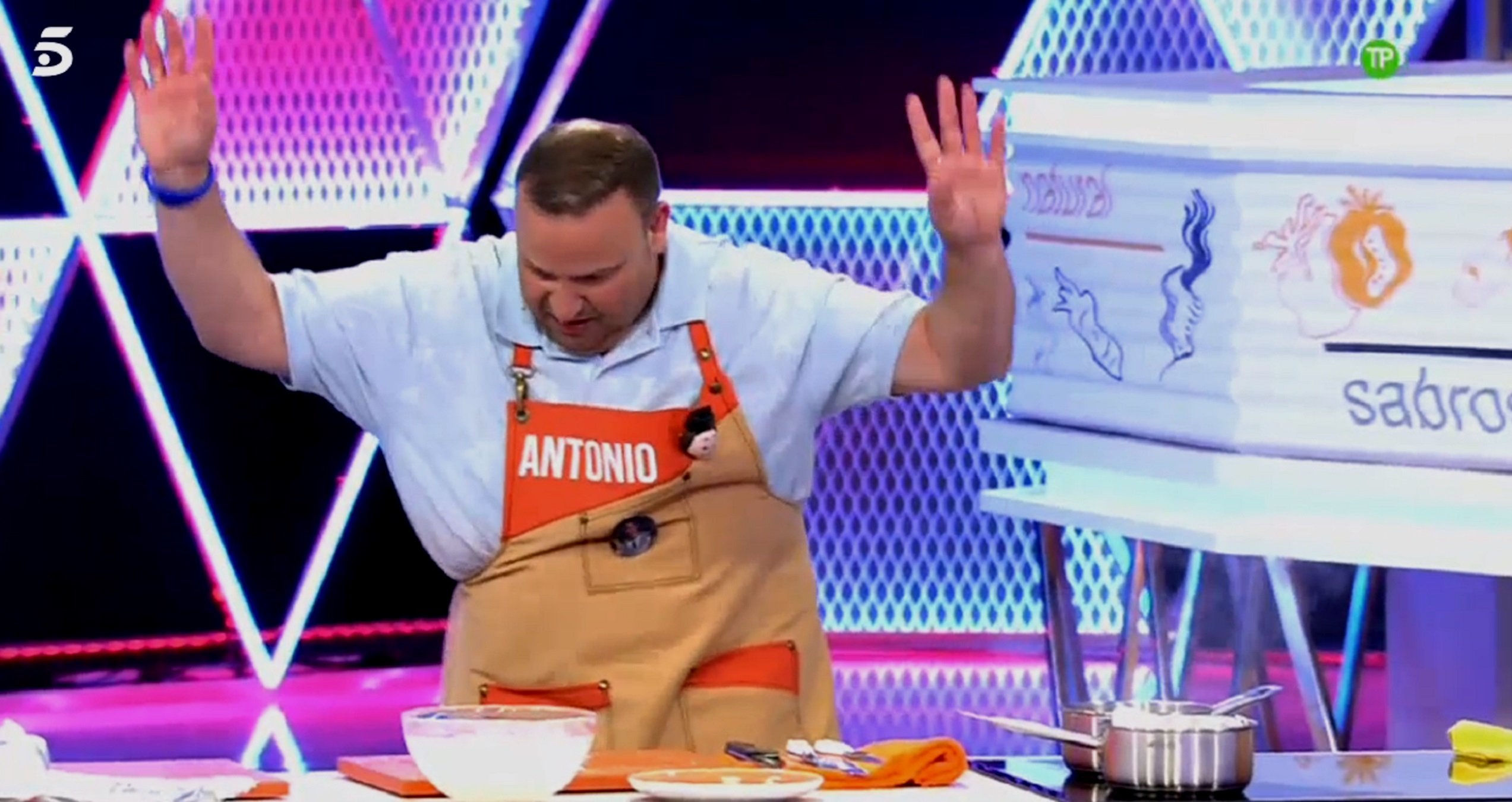 Telecinco recula y hace que un hombre concurse en el programa machista de cocina