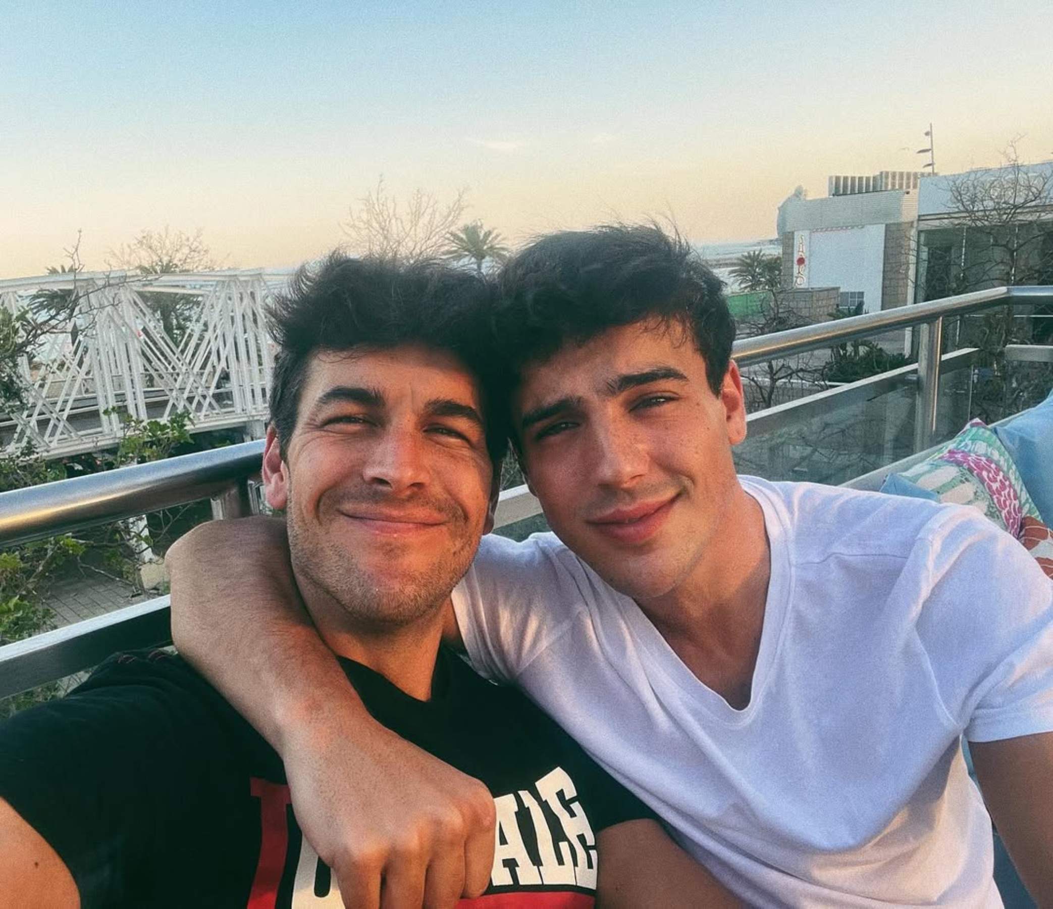Mario y Óscar Casas funden la red con la felicitación de su hermano Christian: amor familiar