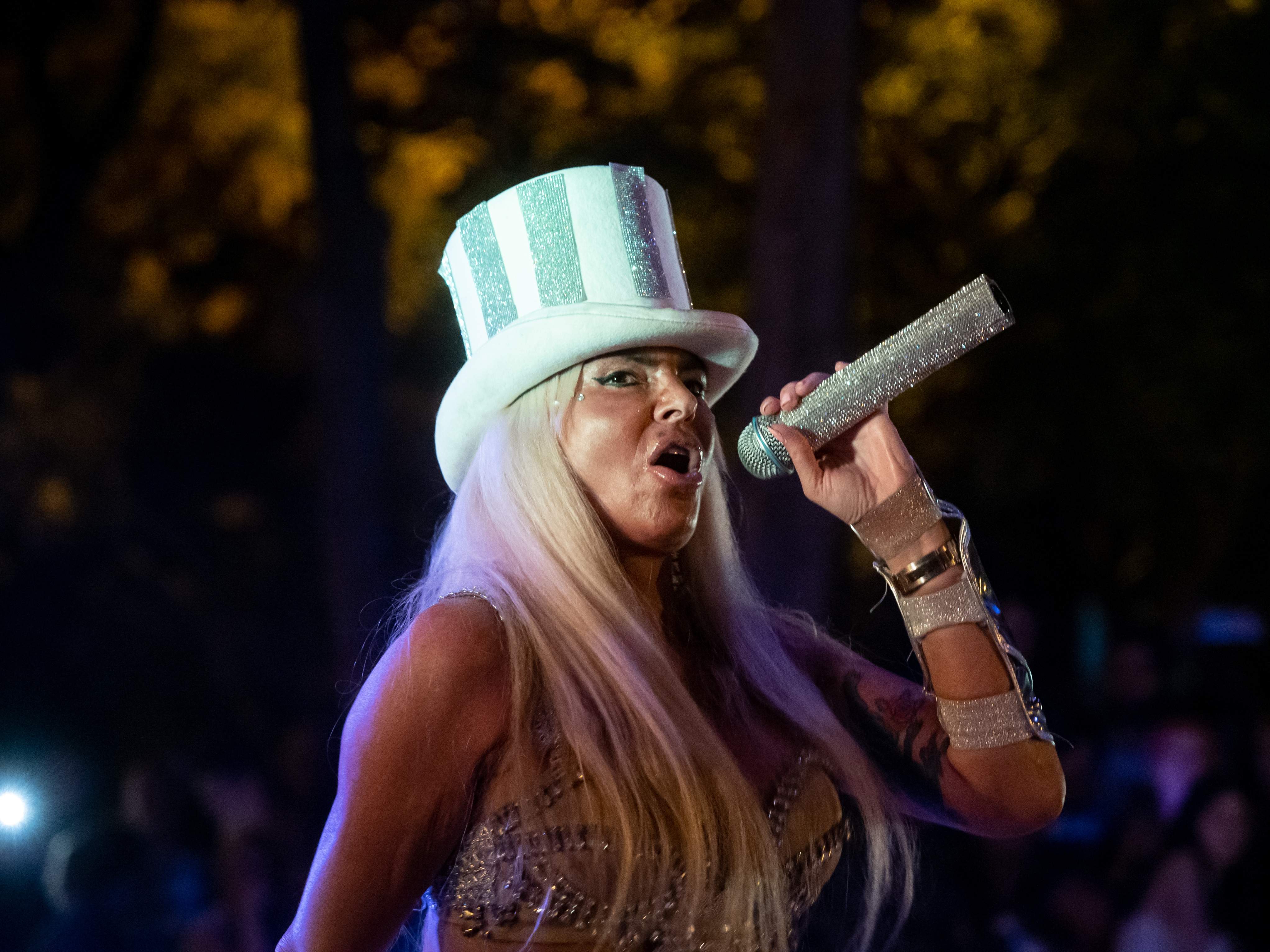 Leticia Sabater, la aparatosa caída en medio de un show: los seguidores no se lo pueden creer