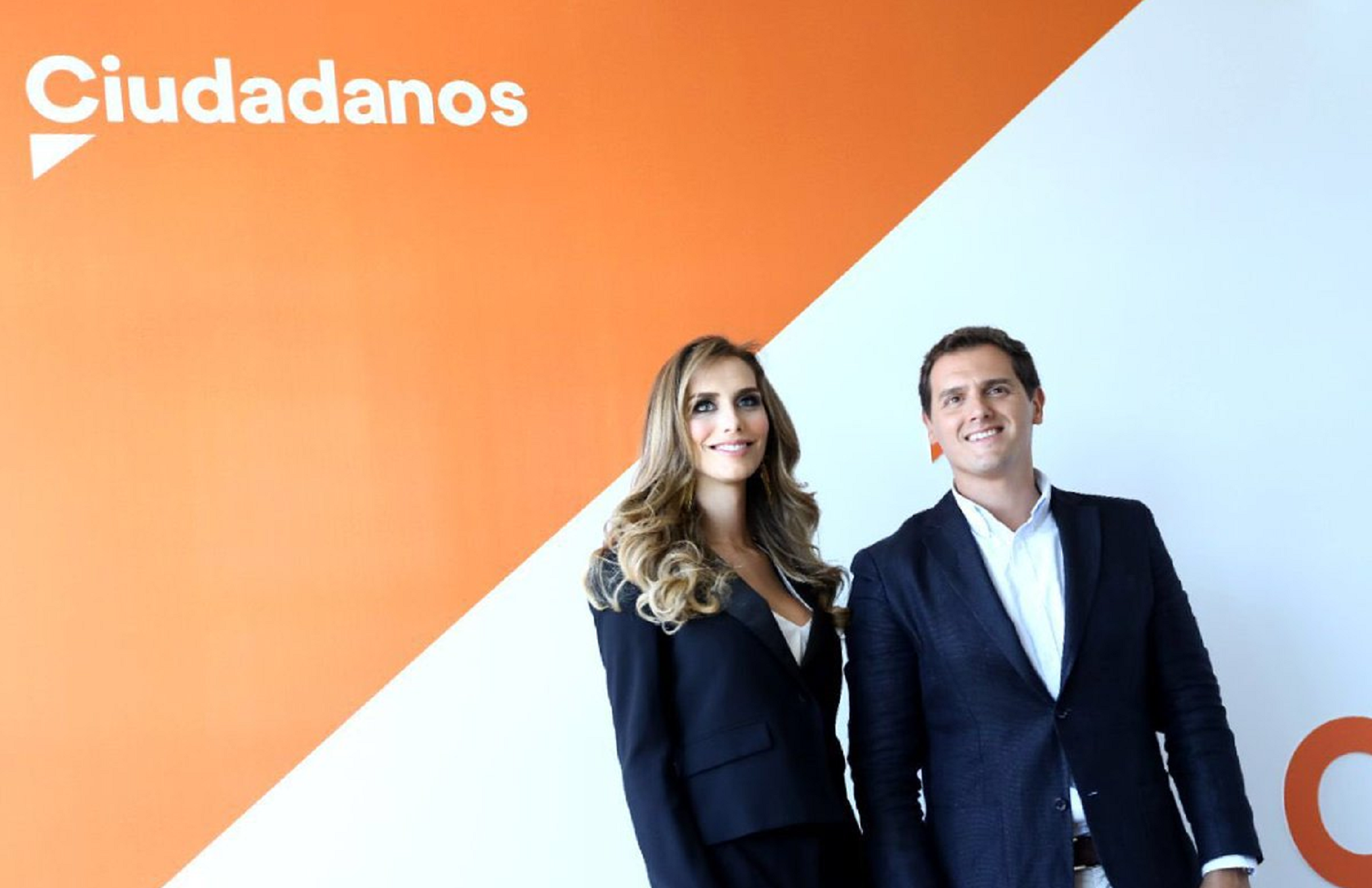 Rivera es fa la foto amb una transsexual per diferenciar-se de Pablo Casado