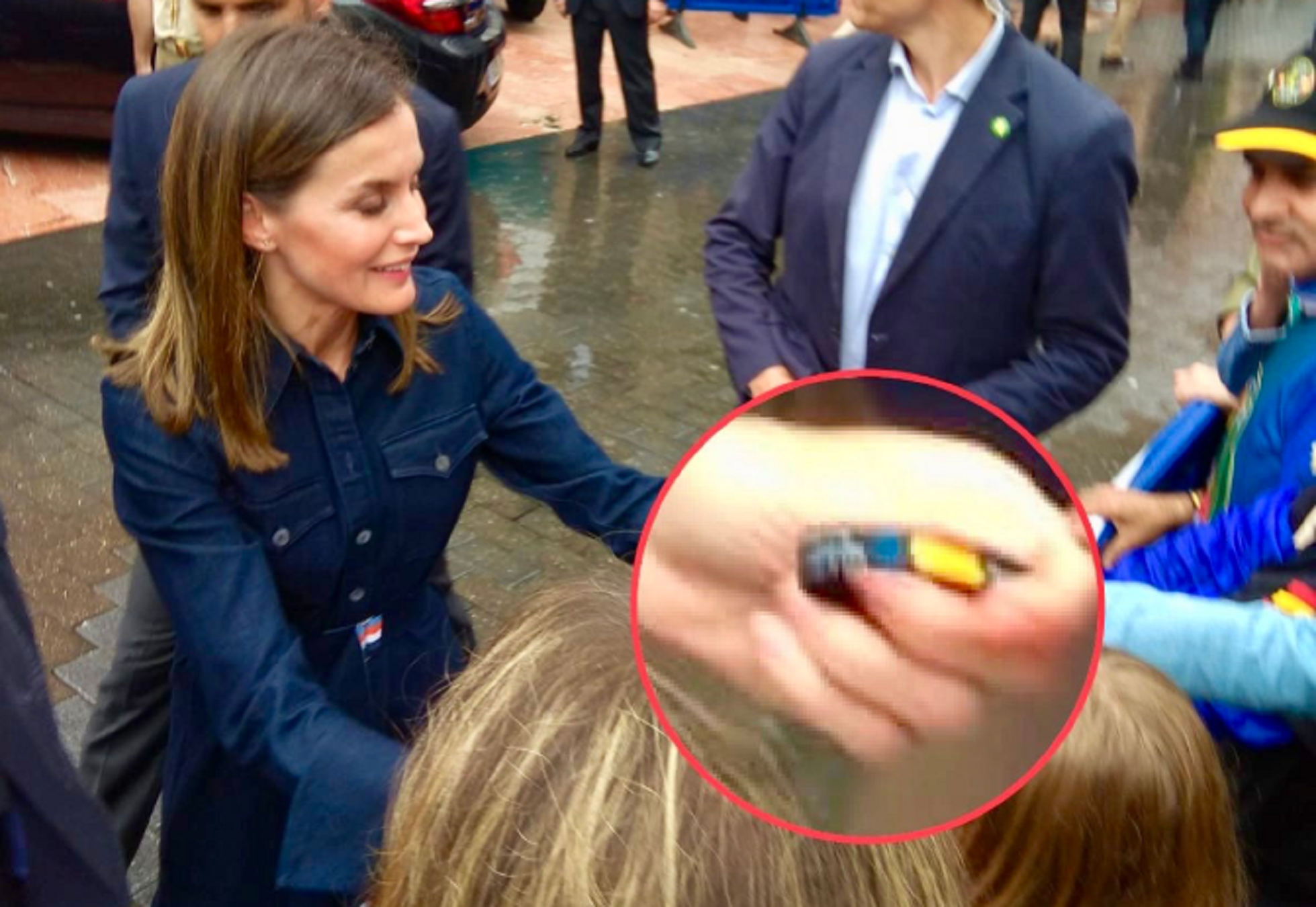 Letizia acepta una pulsera de los policías que homenajean el abuso del 1-O