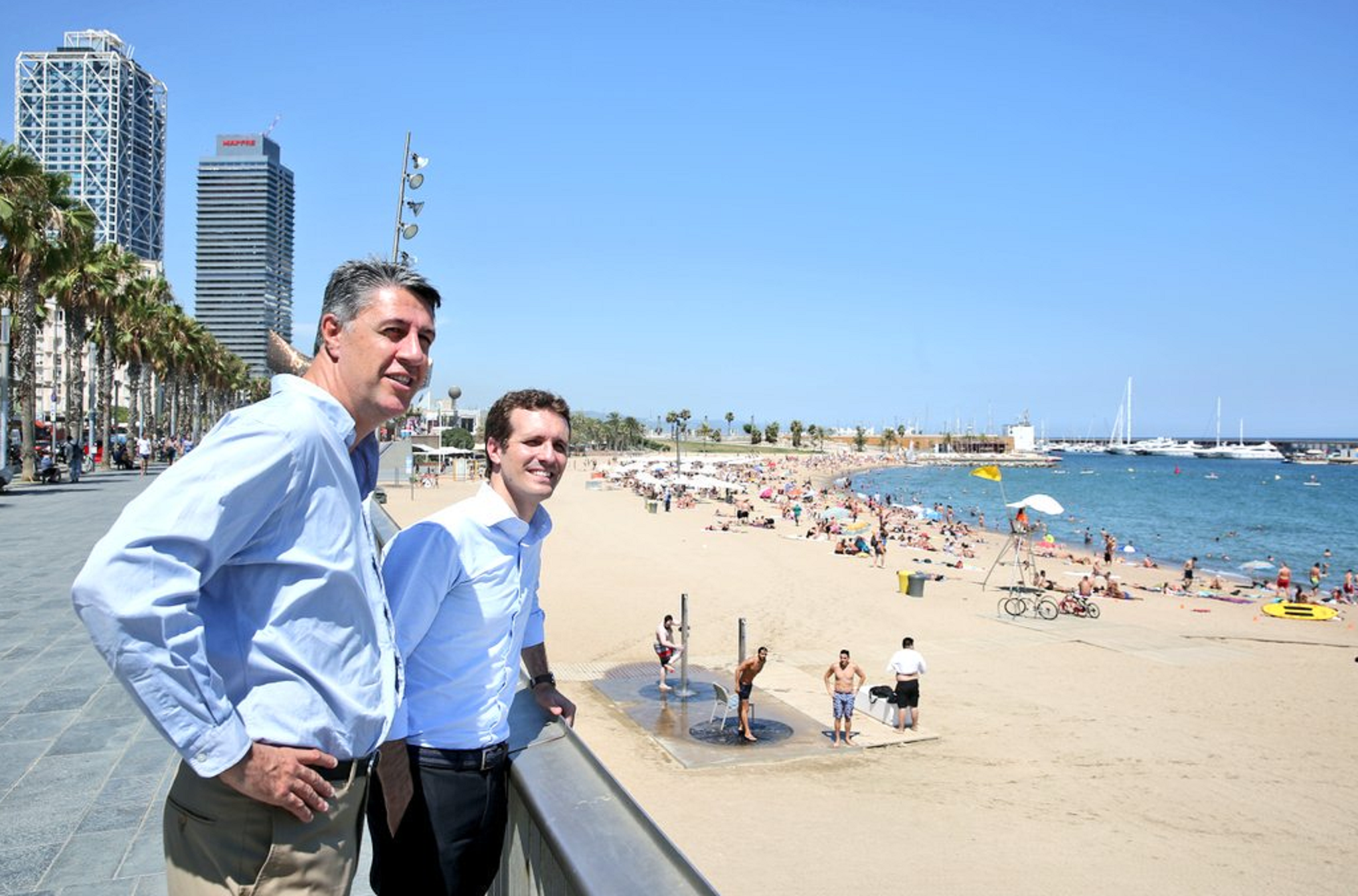 Un home ensenya el cul a Pablo Casado i Albiol a la Barceloneta?