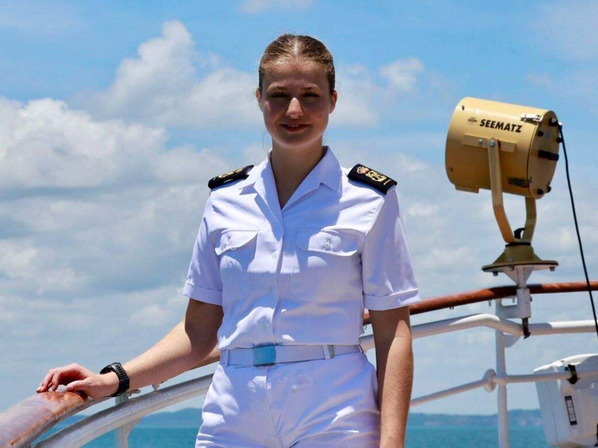 Companys d'Elcano expliquen les gresques d'Elionor en les quals ha de ser ajudada perquè no s'aguanta dreta