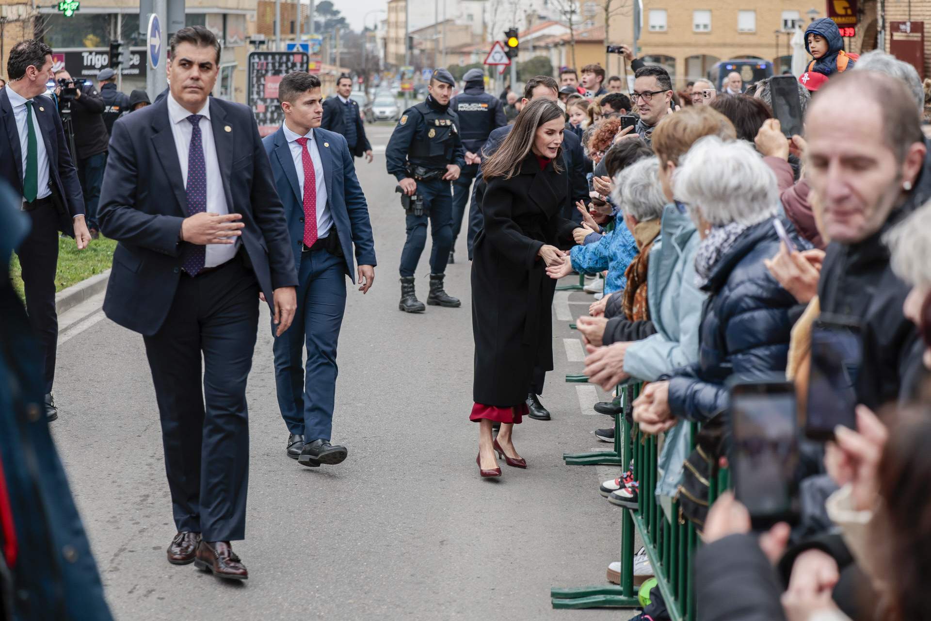 Letizia, en Navarra, mientras saluda: le dan una caja, ve qué hay dentro y lo coge uno de sus escoltas