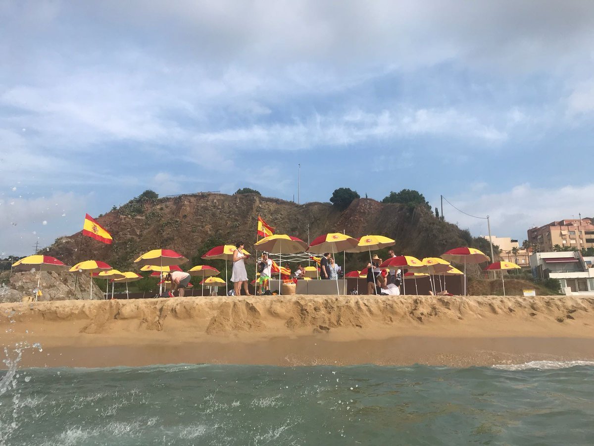 Roban la idea de llenar de amarillo las playas: sombrillas con la rojigualda