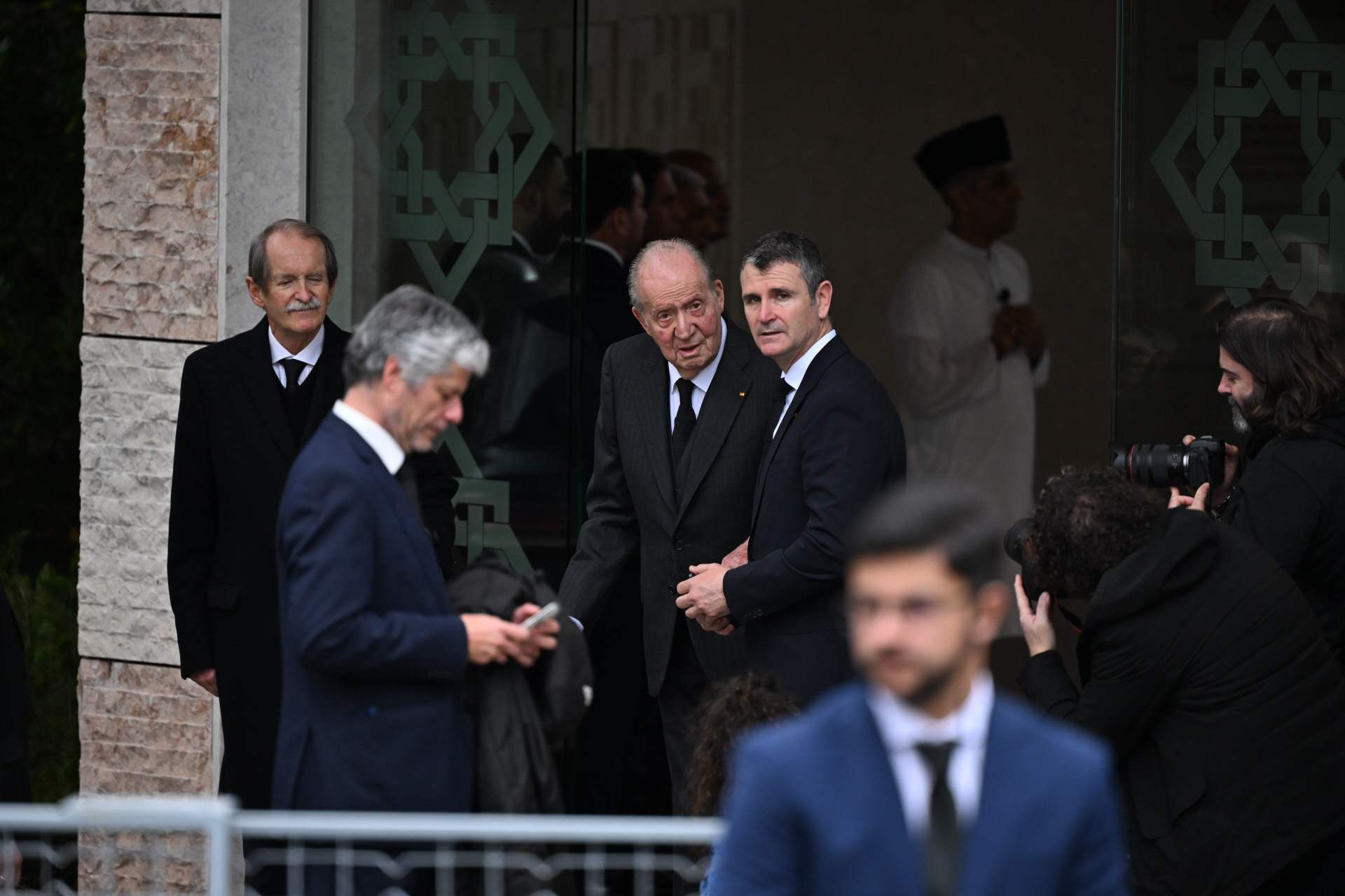 Mastegot a Joan Carles a Ginebra, l'emèrit, devastat. Preocupació a Zarzuela: què ha passat