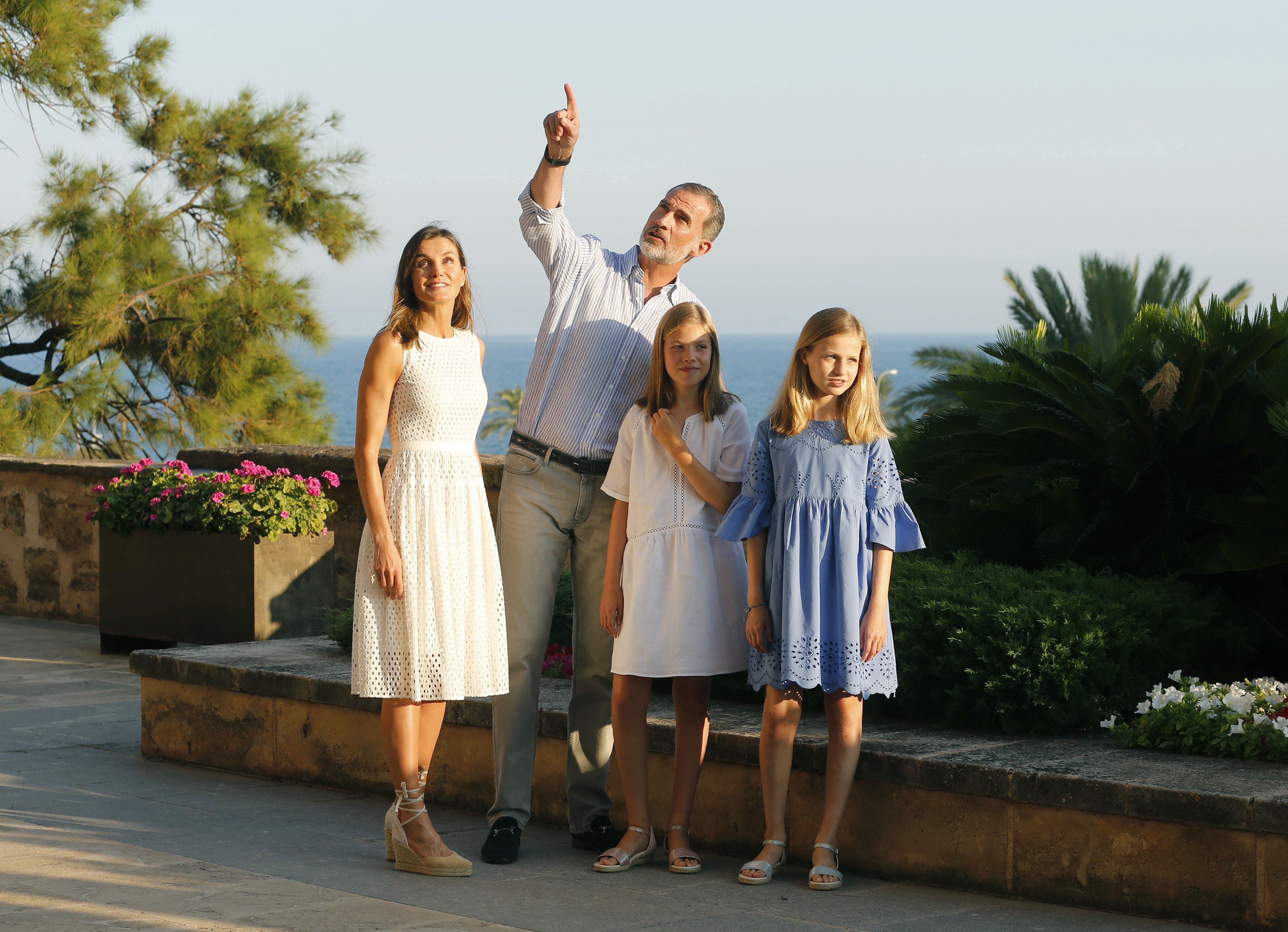 Felipe y Letizia excluyen a los reyes eméritos de la foto oficial del verano
