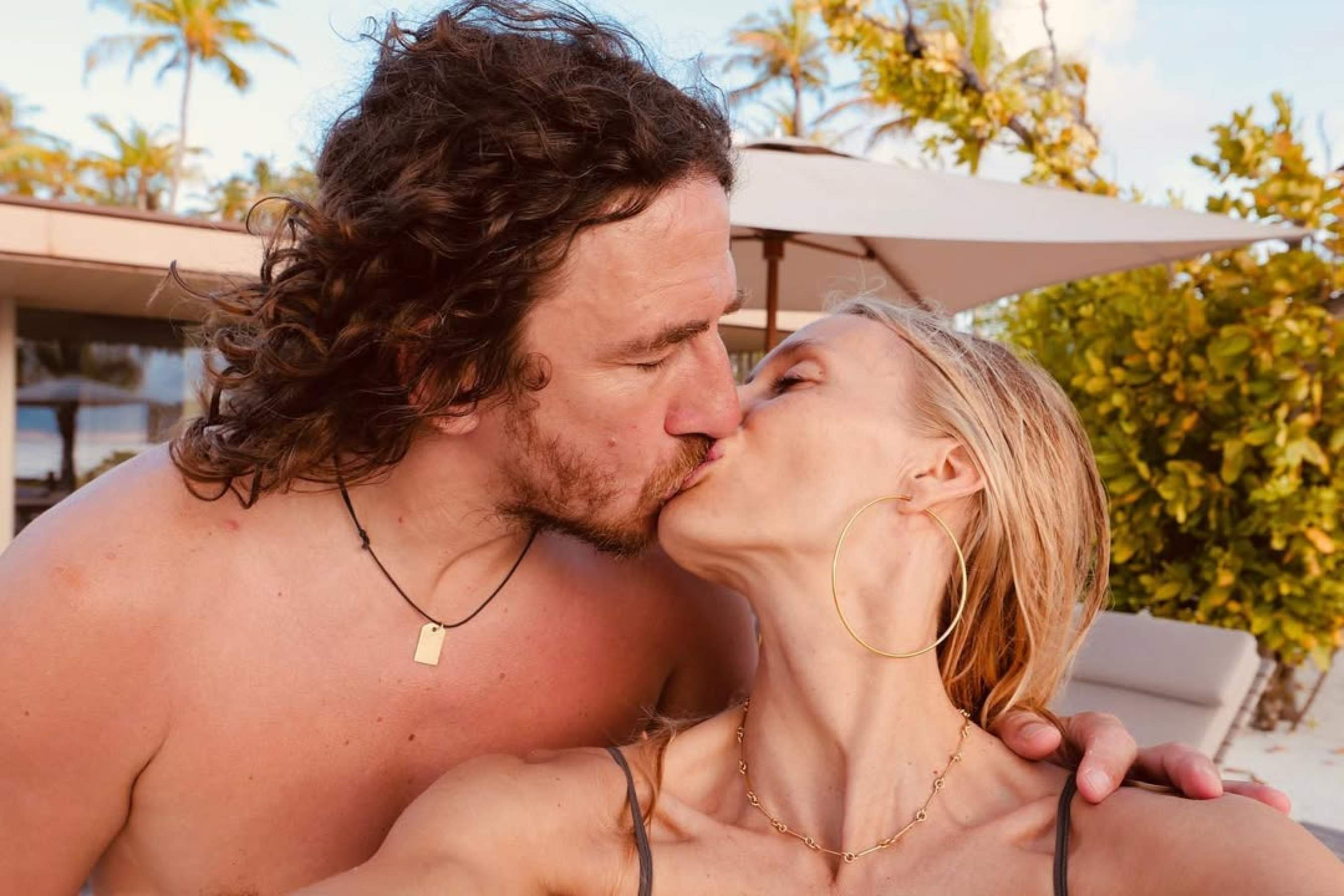 Carles Puyol i Vanesa Lorenzo sorprenen en el viatge més esperat: què es troben en una platja