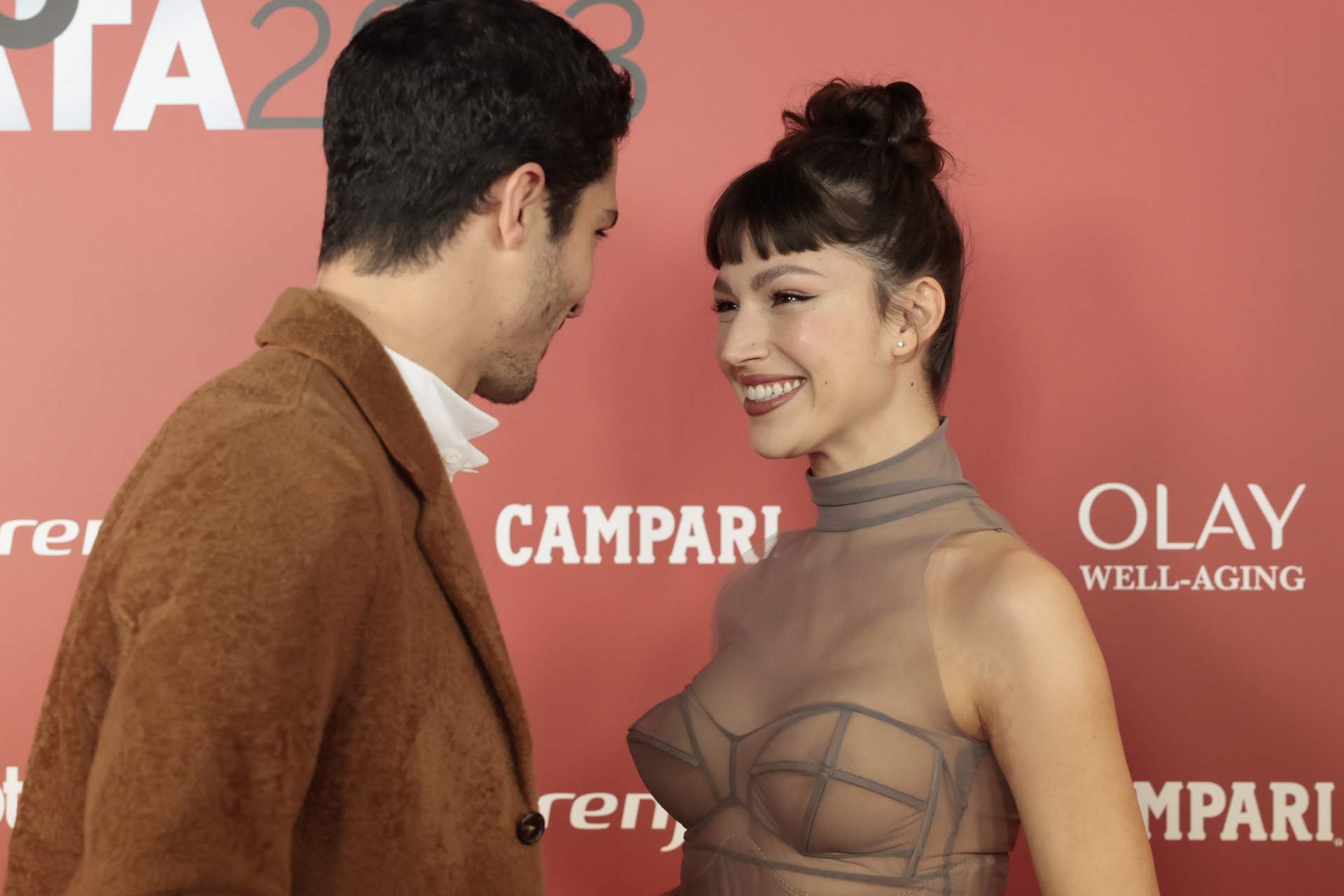 Chino Darín hace una foto desnuda de Úrsula Corberó en el WC que revoluciona la red