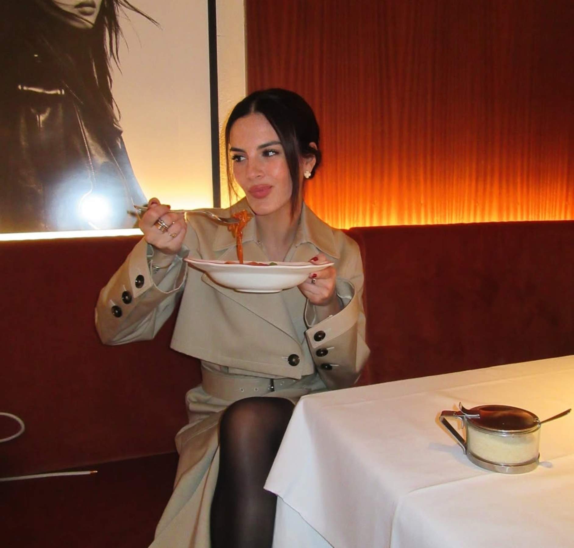 Maria Guardiola enamora des de Milà: la cita de moda VIP i el seu vici gastronòmic preferit