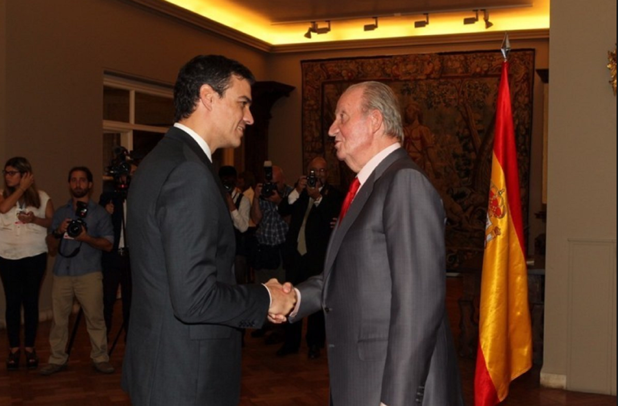 Pedro Sánchez tilda de "ejemplar" al rey Juan Carlos y la red explota