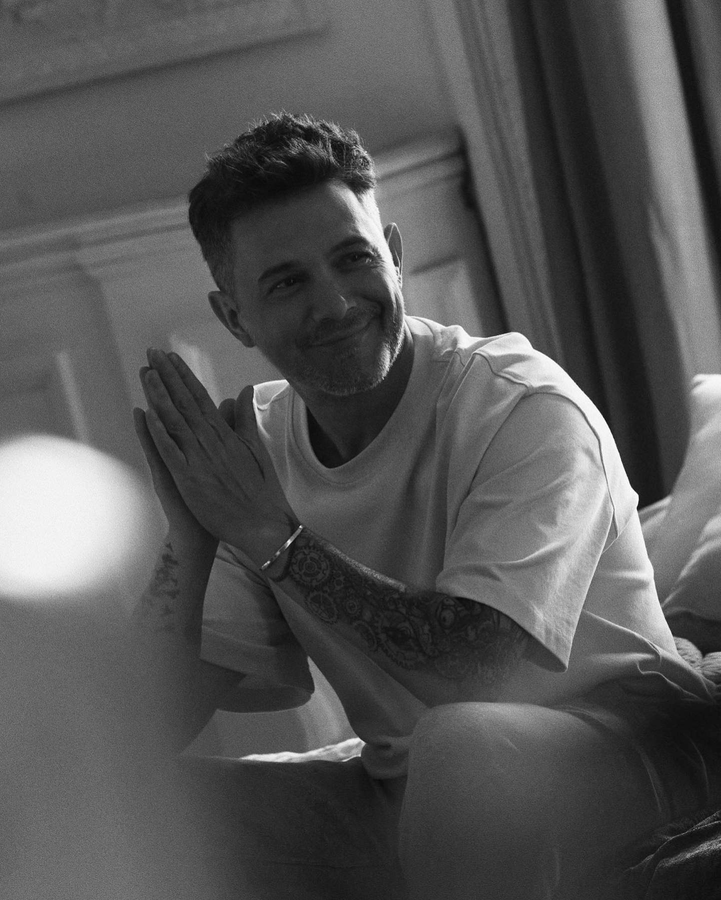 Alejandro Sanz emociona con el regalo de amor de sus hijos mayores: así son Manuela y Alexander