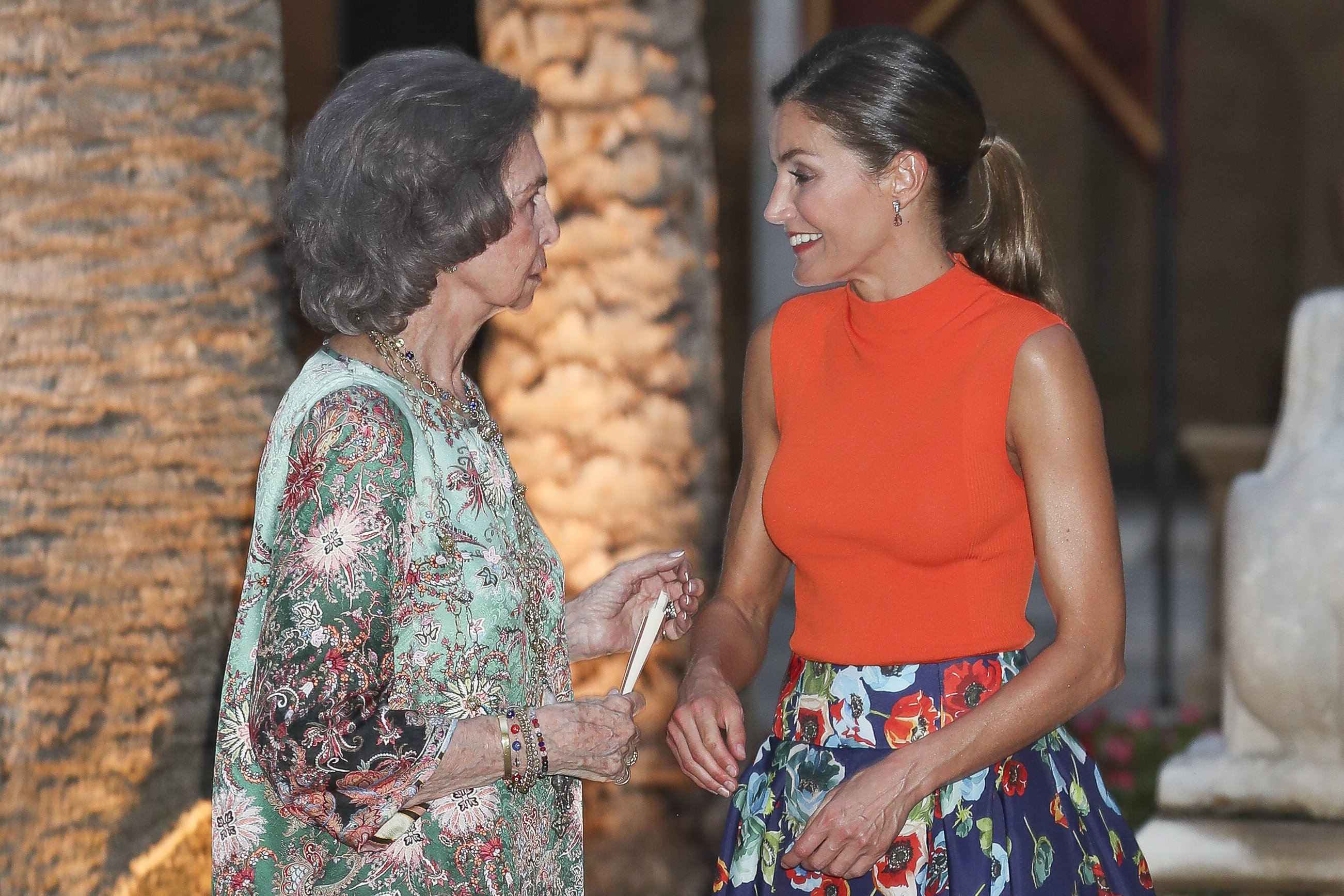 Duras críticas al último look naranja de Letizia: "un marcapechugas anticlímax"