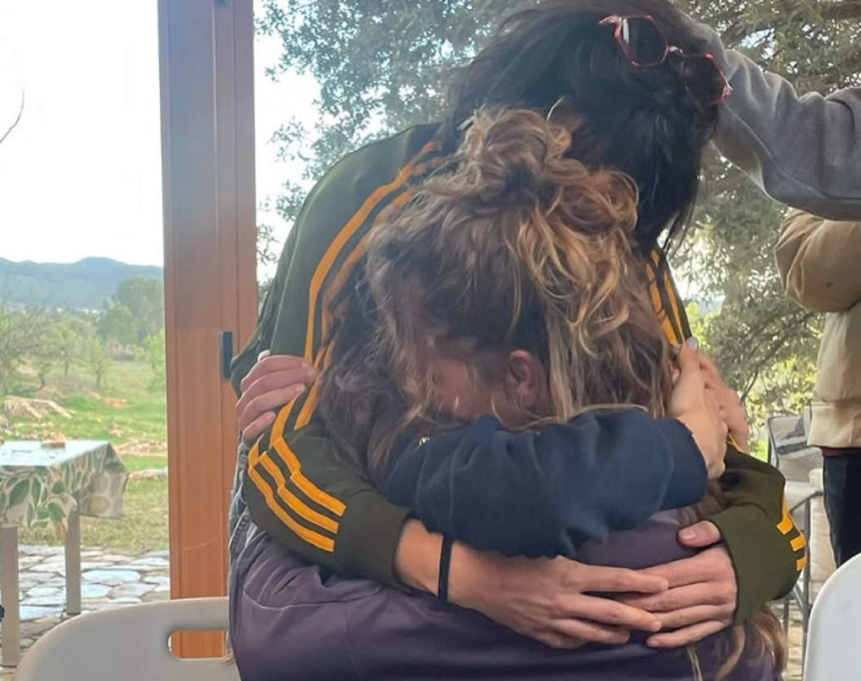 Mariona Escoda fa plorar, envoltada de gent que l'estima, prop de casa seva