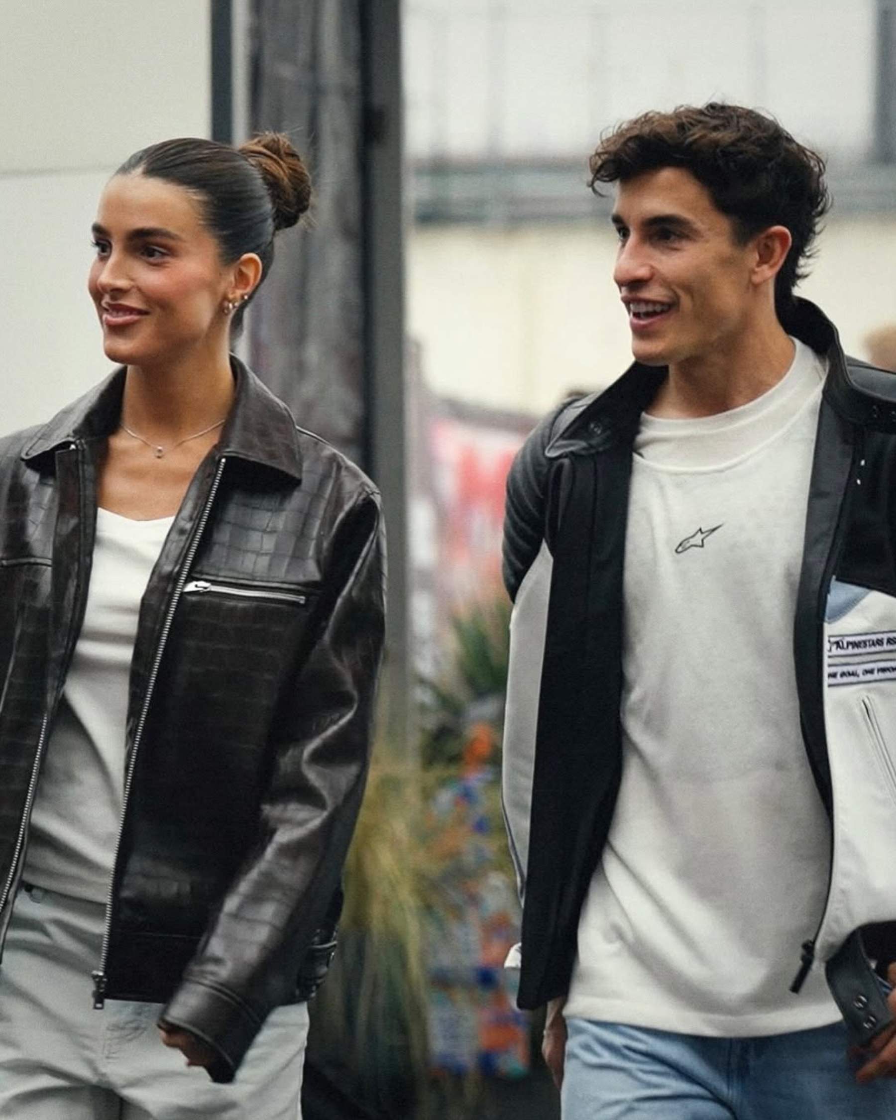 Marc Márquez i Gemma Pinto enamoren, què fa el pilot damunt del podi: moment tendríssim de la parella