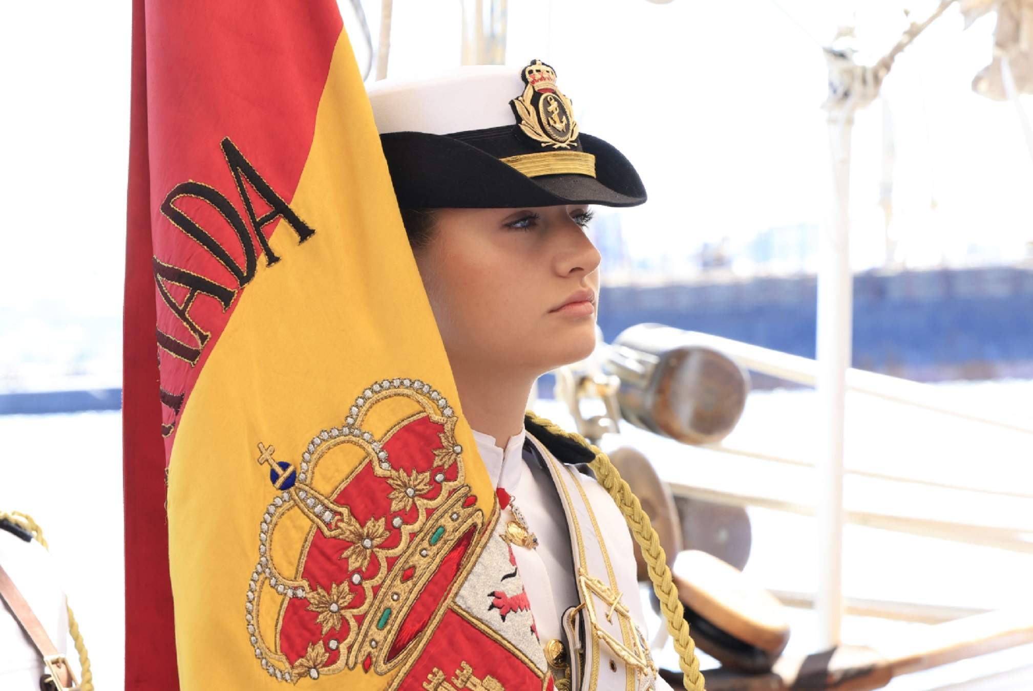 Esperpent amb una imatge d'Elionor al Juan Sebastián Elcano, que mostra Telecinco: decisió ferma de Letícia