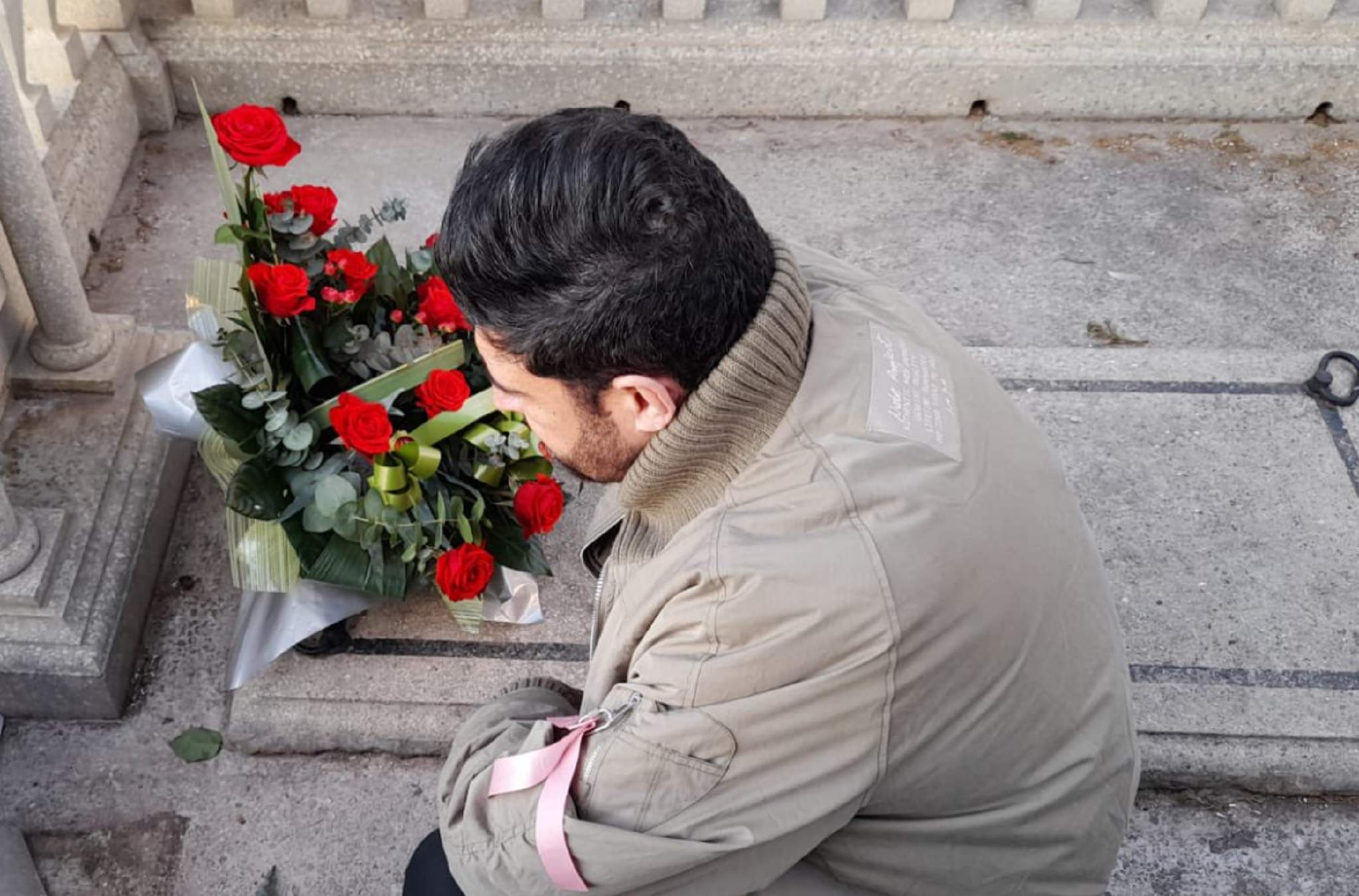 Presentador catalán hace llorar: sentido homenaje en el cementerio a un amigo, un maestro