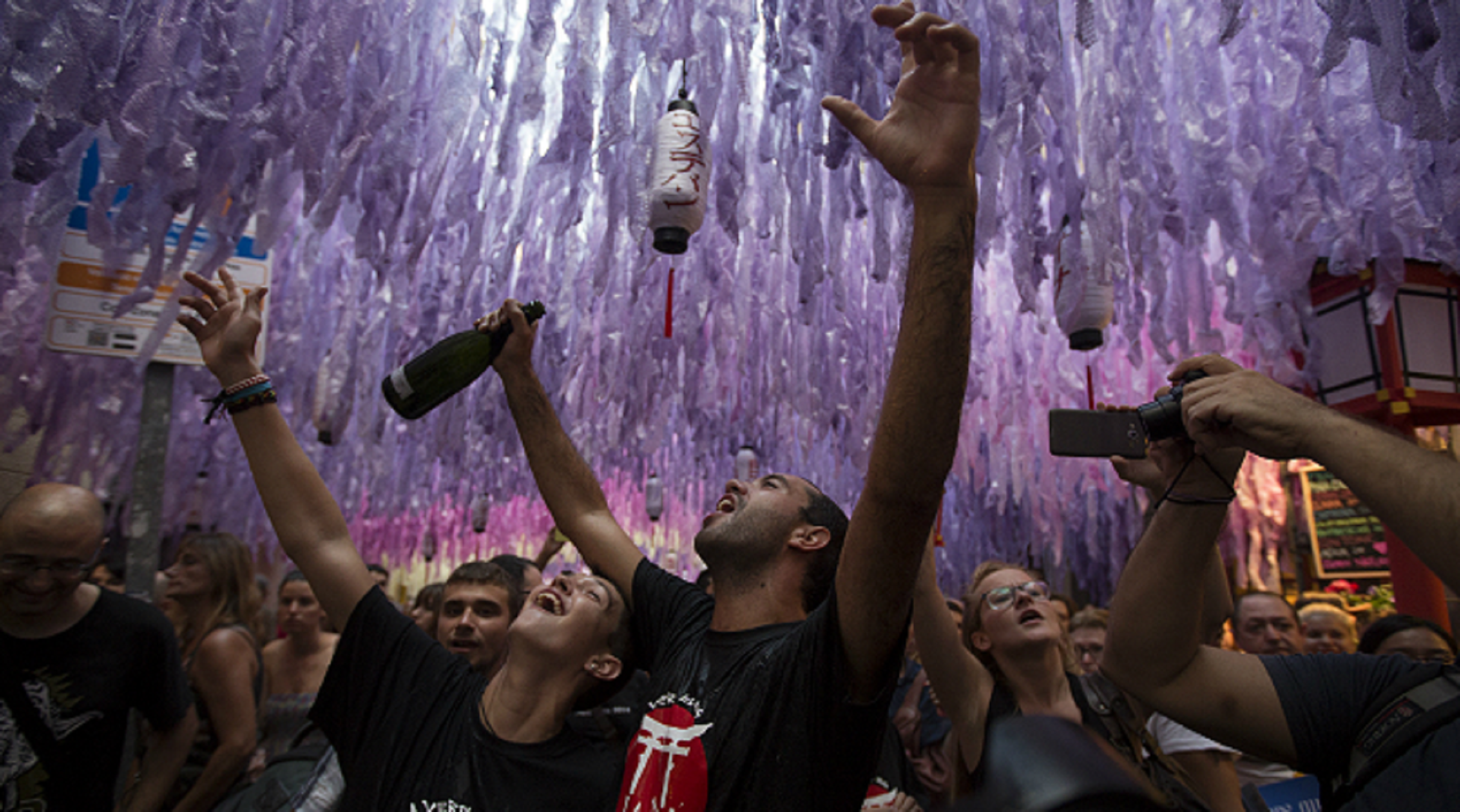 Brutal retrato de De España de unas fiestas de Gracia llenas de "indepes borrachos"