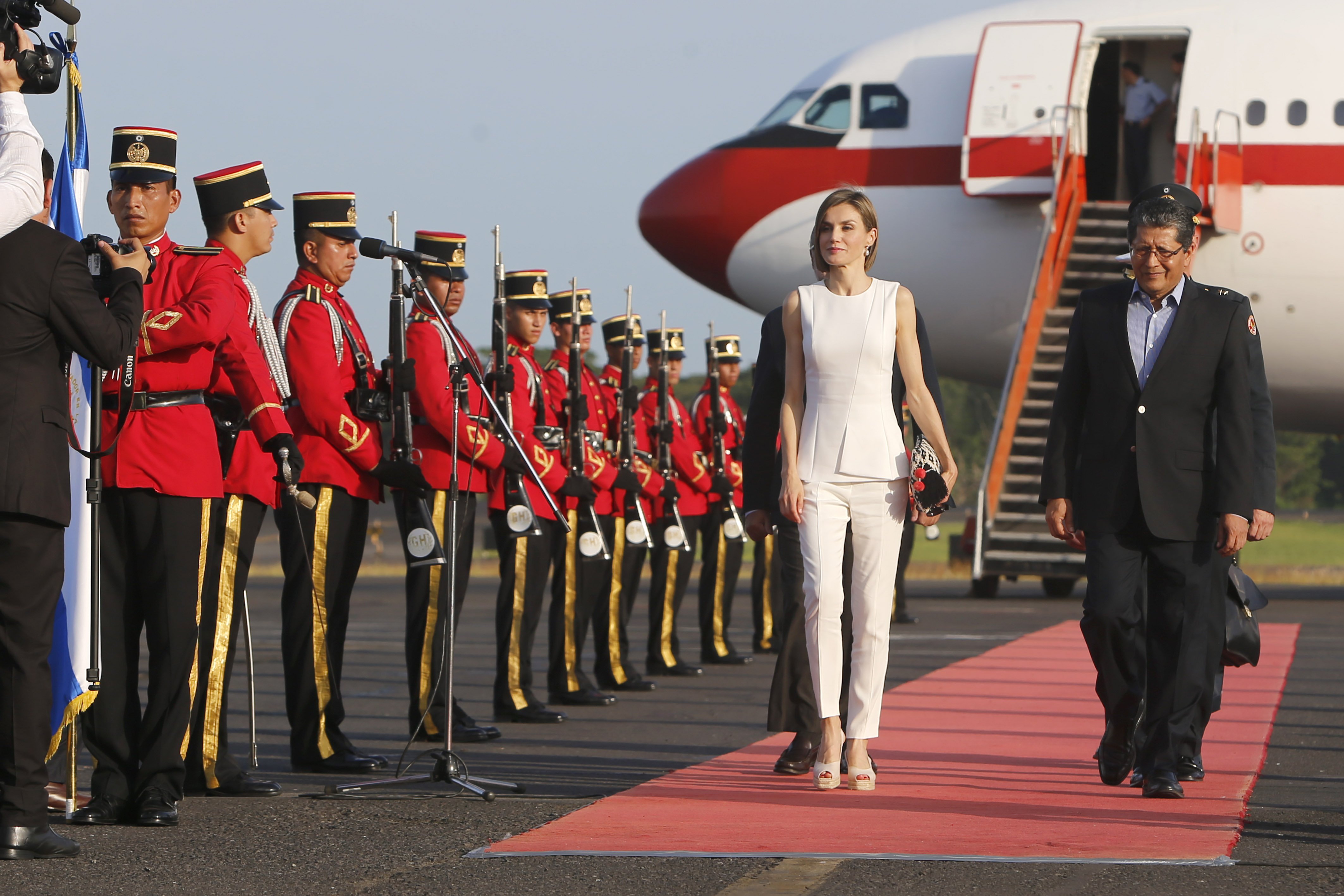 Objectiu: allunyar Letícia. Volen que representi la Corona a Sud-amèrica