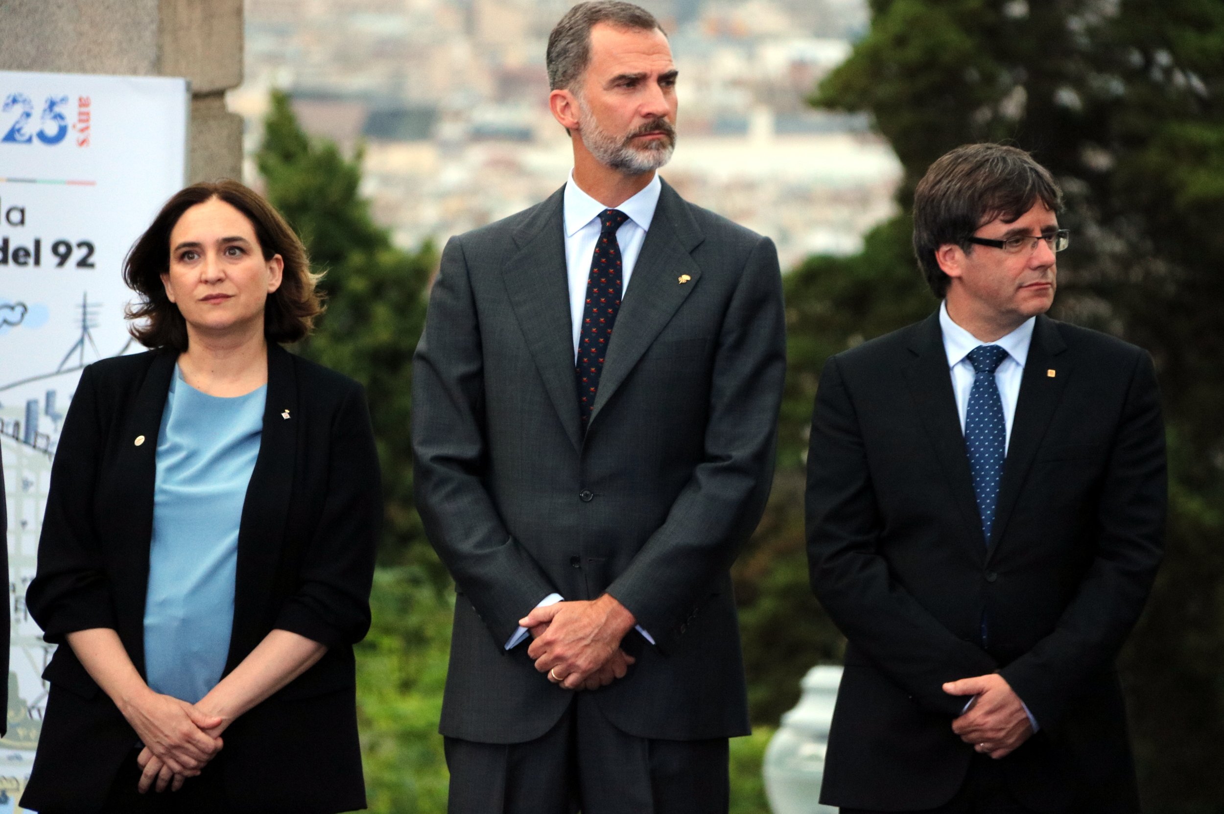 Ada Colau rechaza el besamanos con Felipe y la red la desmiente con estas fotos