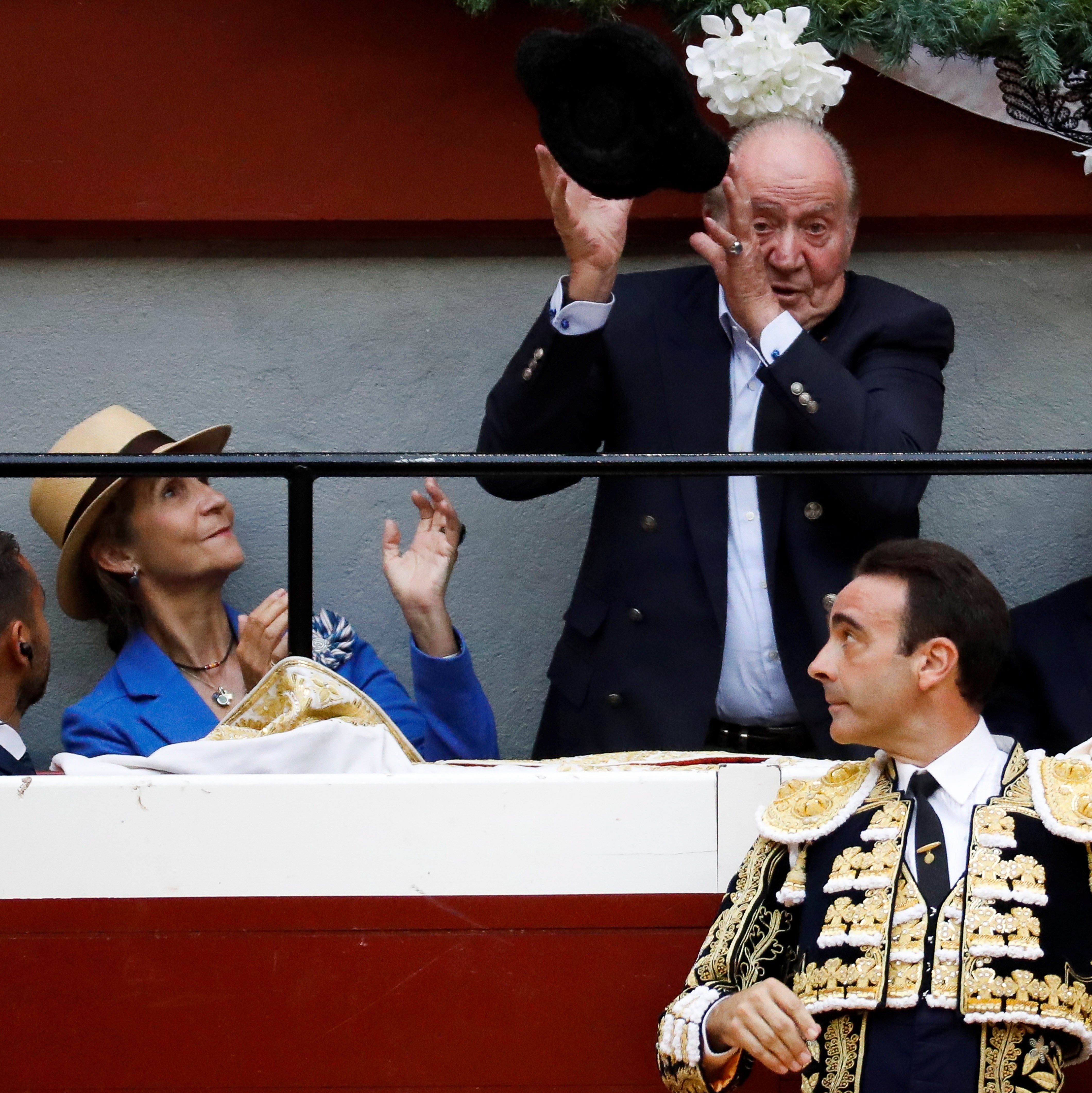 Joan Carles es riu de tothom: reapareix engolint llamàntol i als toros com si res