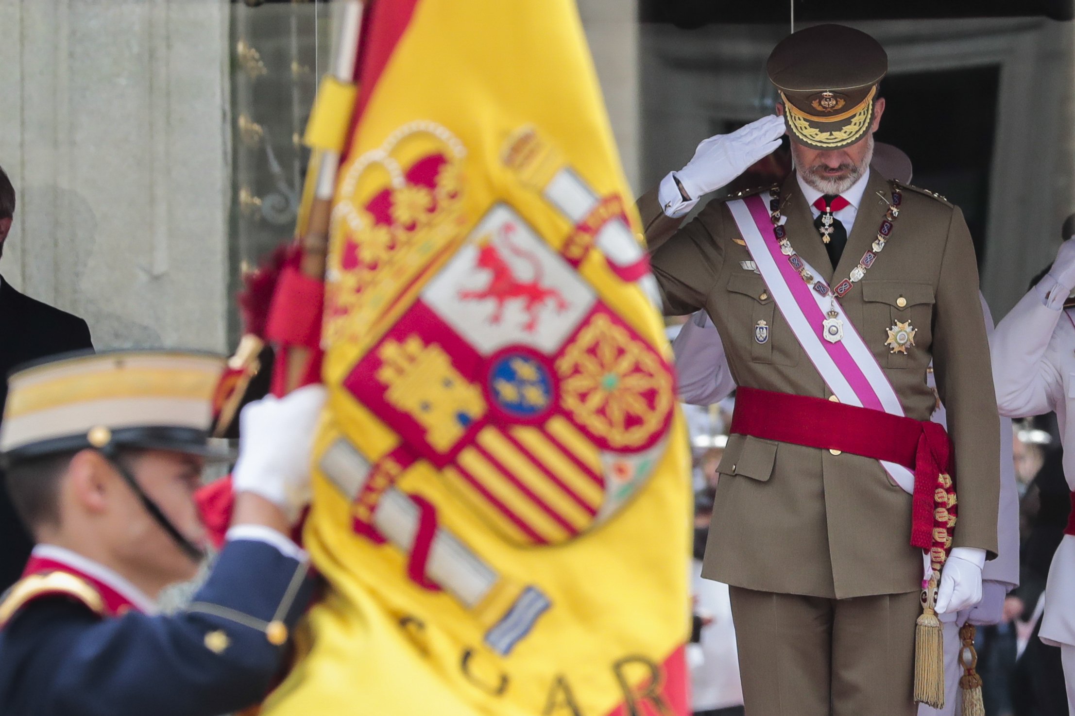 Al Rey le pesan los galones: la foto grosera de Felipe VI despatarrado