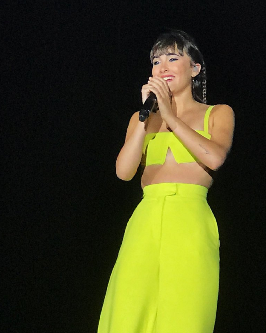 Aitana pasa de las críticas y actúa de amarillo en el concierto catalán de OT