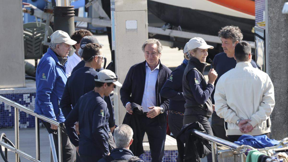 La infanta Elena monitoriza la salud de su padre las 24 horas con un dispositivo implantado en el rey