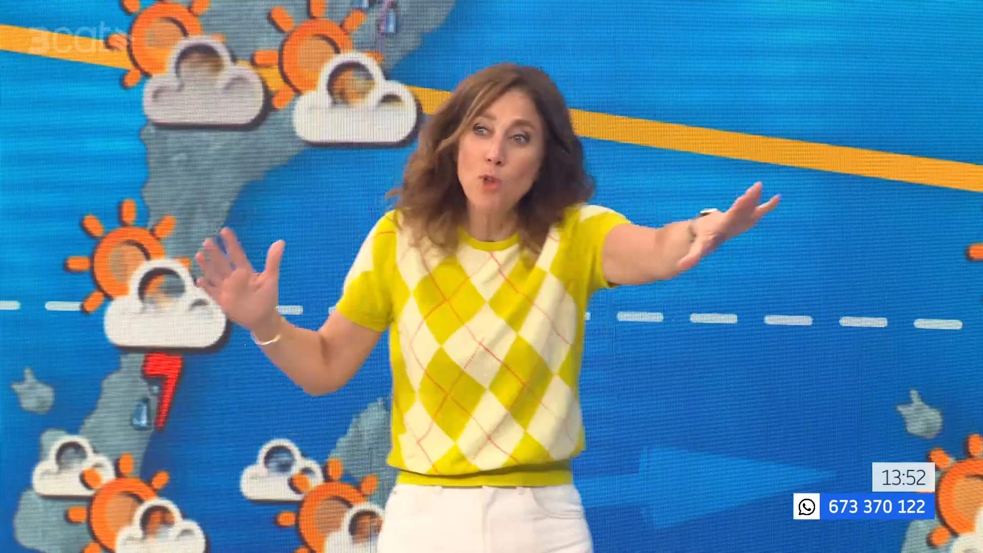 Elegantísima Helena G. Melero en Cadaqués, foto al natural de tiendas en el pueblo