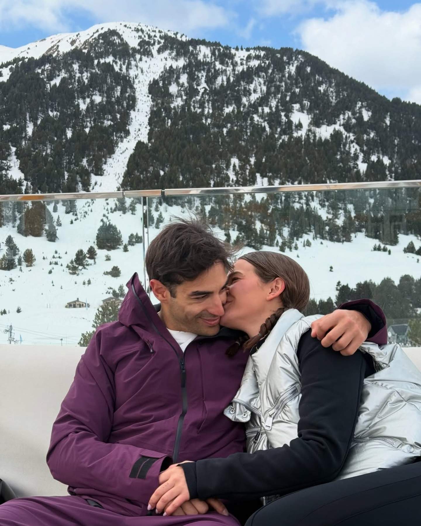 Joan Verdú da un paso más con Laura Escanes: imágenes de la cita de la pareja con amigos VIP