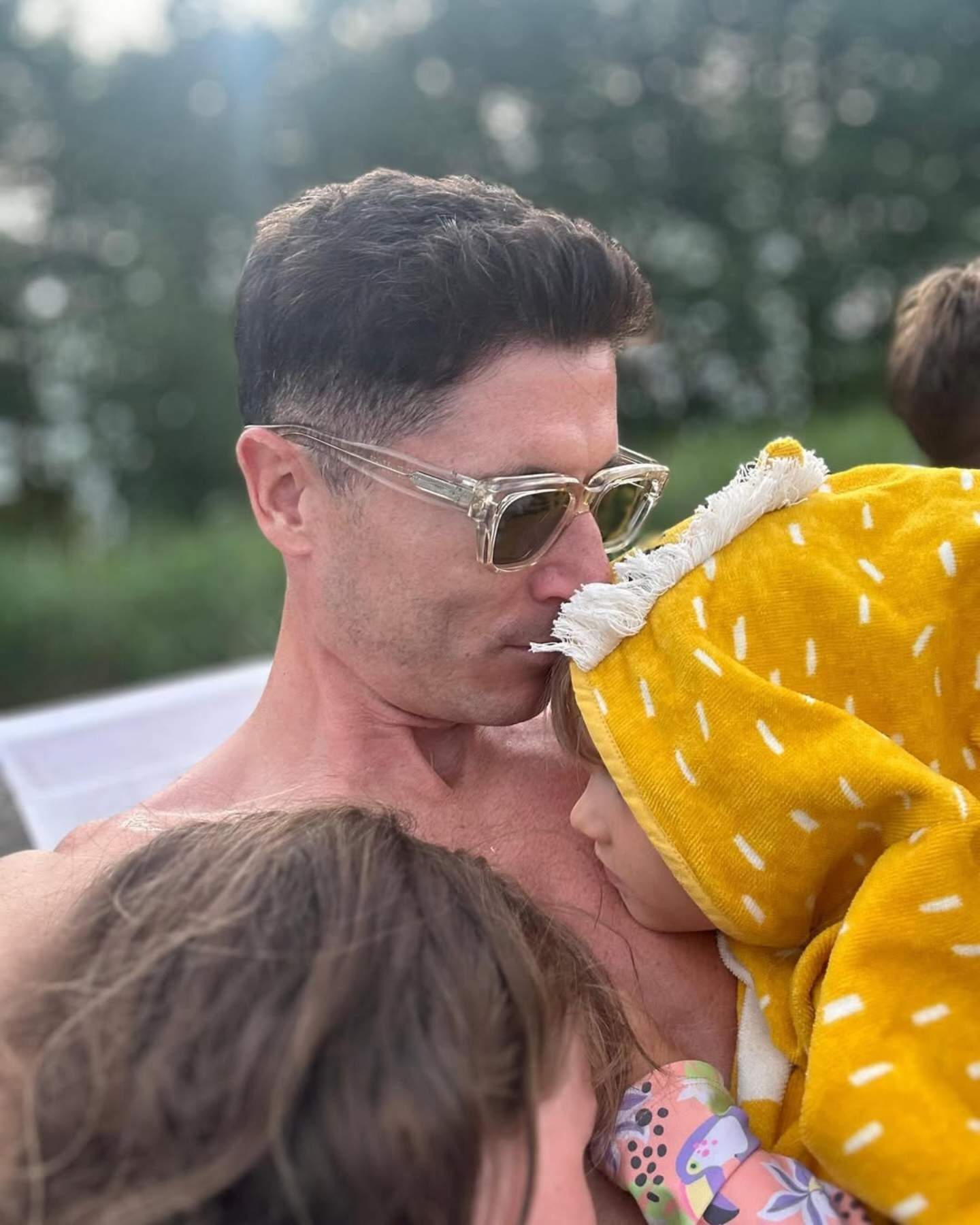 Lewandowski toca la fibra, lejos de su hija Laura en el día más especial: foto familiar que emociona