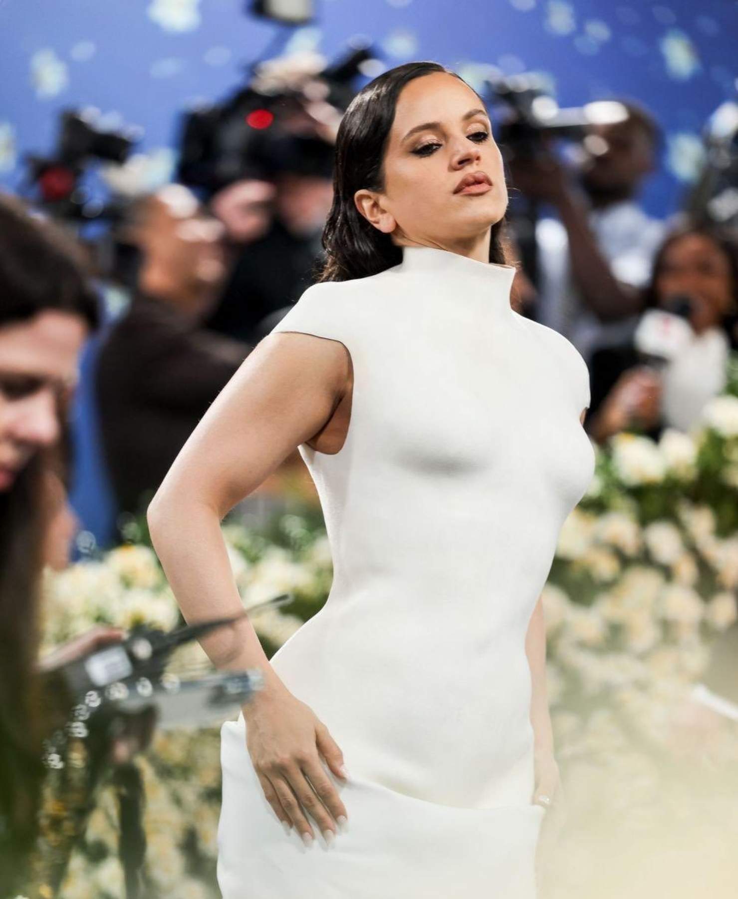 Rosalía deja sin palabras en la alfombra de la Met Gala: este es el significado del vestido que lució