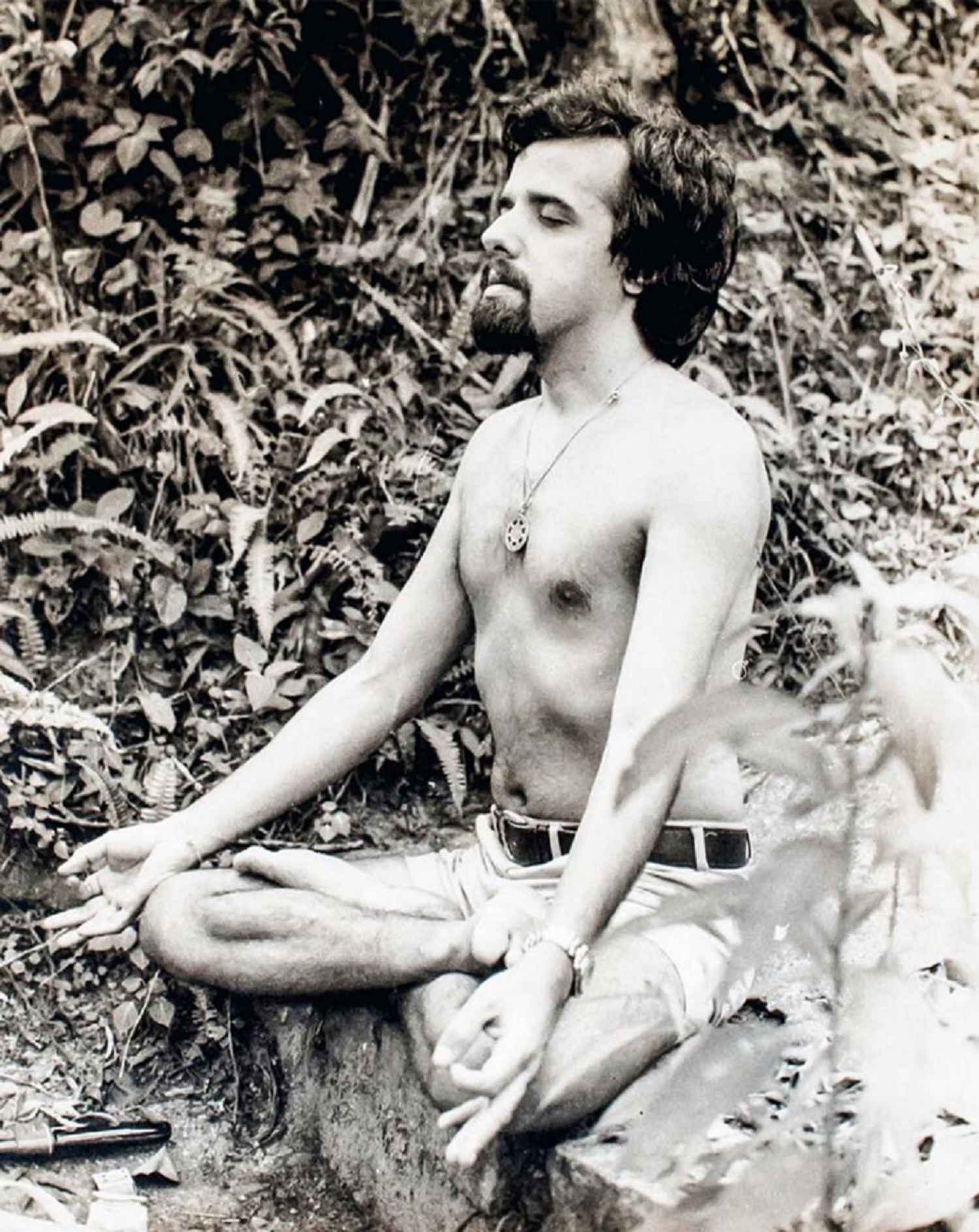 La xarxa lapida Paulo Coelho per fer-se el hippie tenint majordom