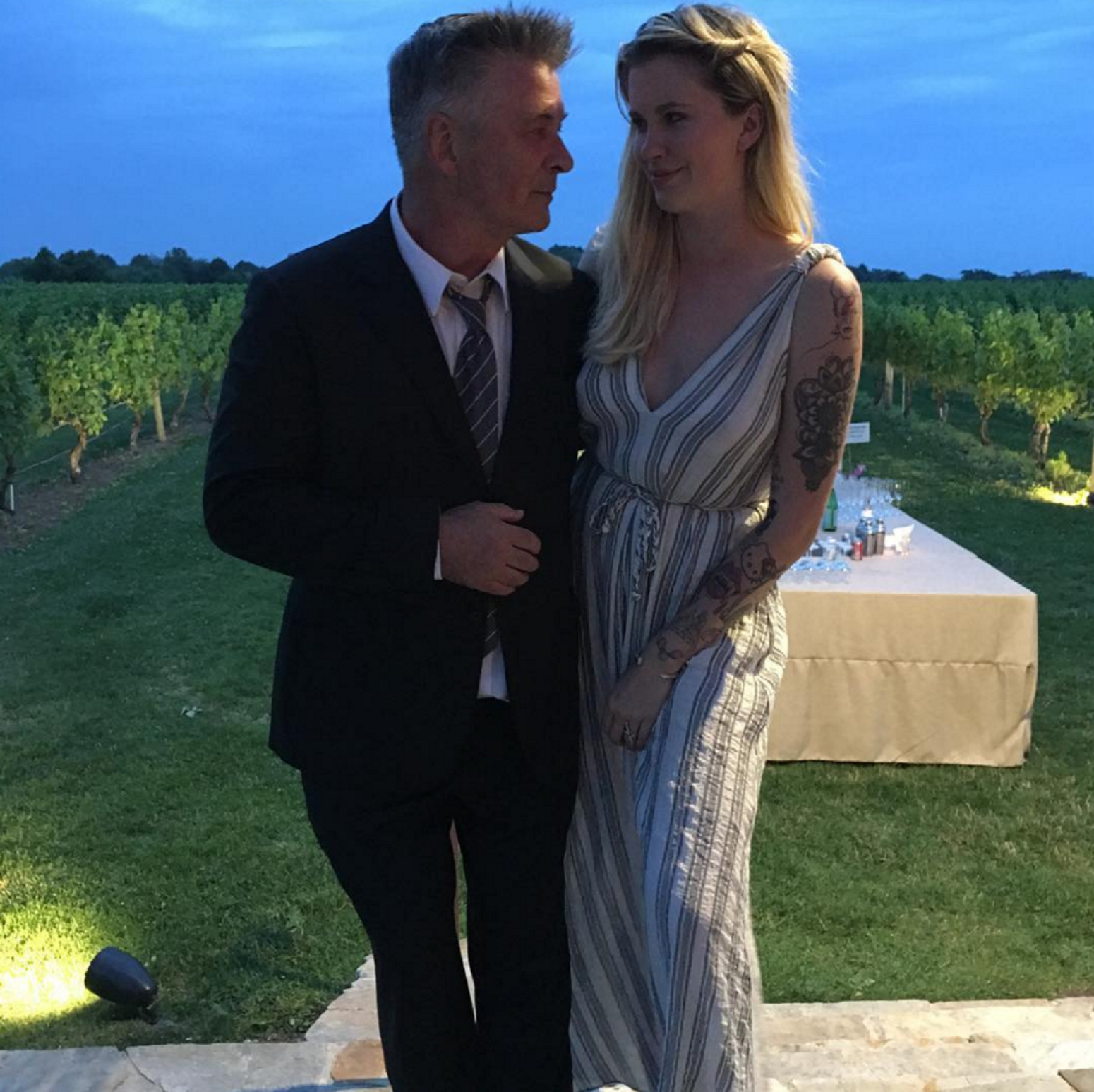 Alec Baldwin s'irrita i recrimina públicament la filla per una foto