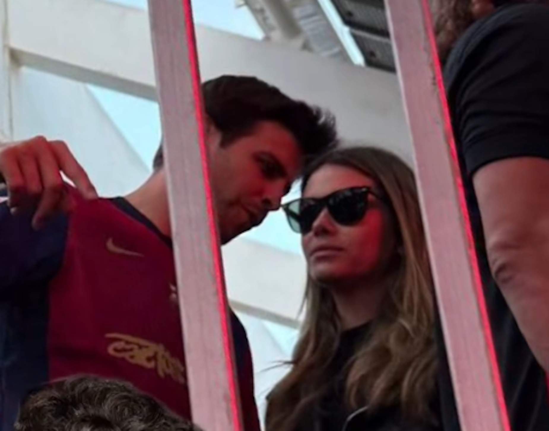 El petó apassionat de Gerard Piqué i Clara Chía entre VIPS del Barça al concert de Travis Scott