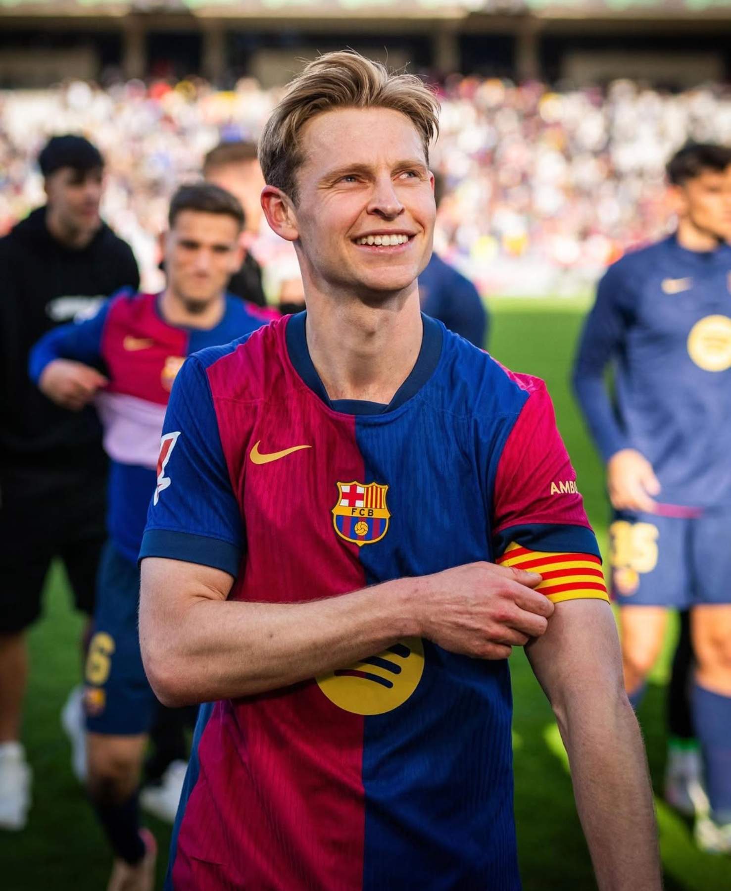 Frenkie de Jong emociona a los culés con John, su padre: el abrazo de celebración entre padre e hijo