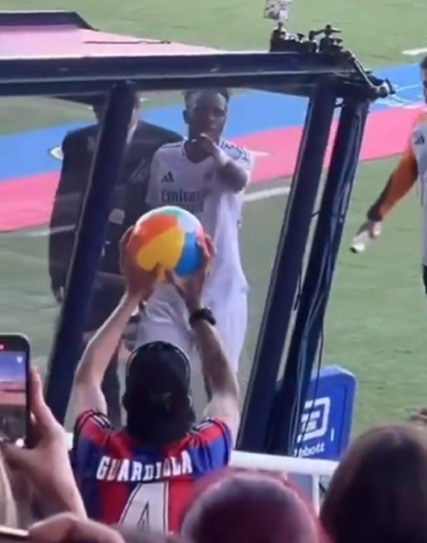 L'aficionat culer que li va mostrar el ‘Balón de Playa’ a Vinicius al Clàssic revela què va passar després