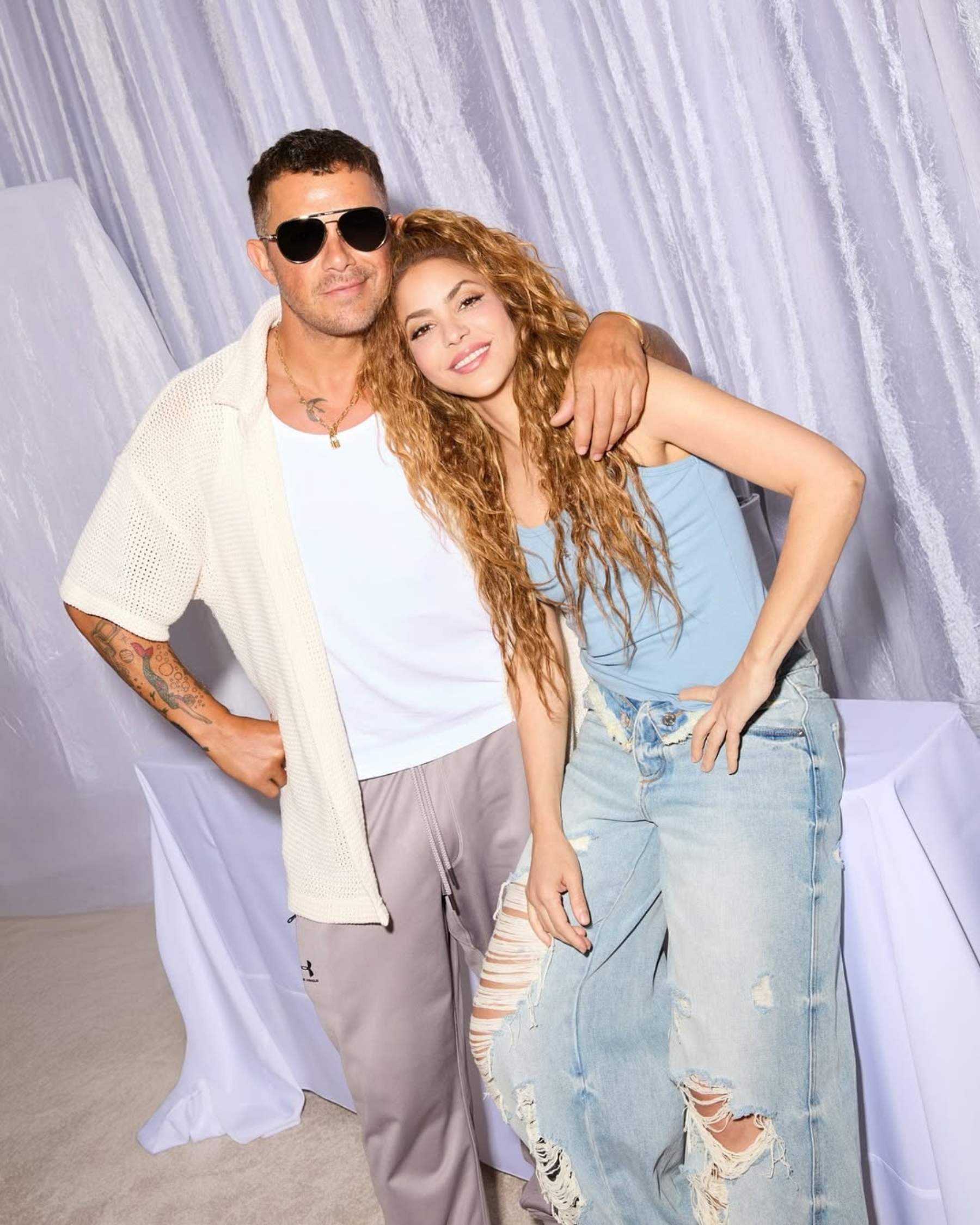 Shakira i Alejandro Sanz esvaloten, el petó de la cantant i la brutal resposta de Candela Márquez, la nòvia