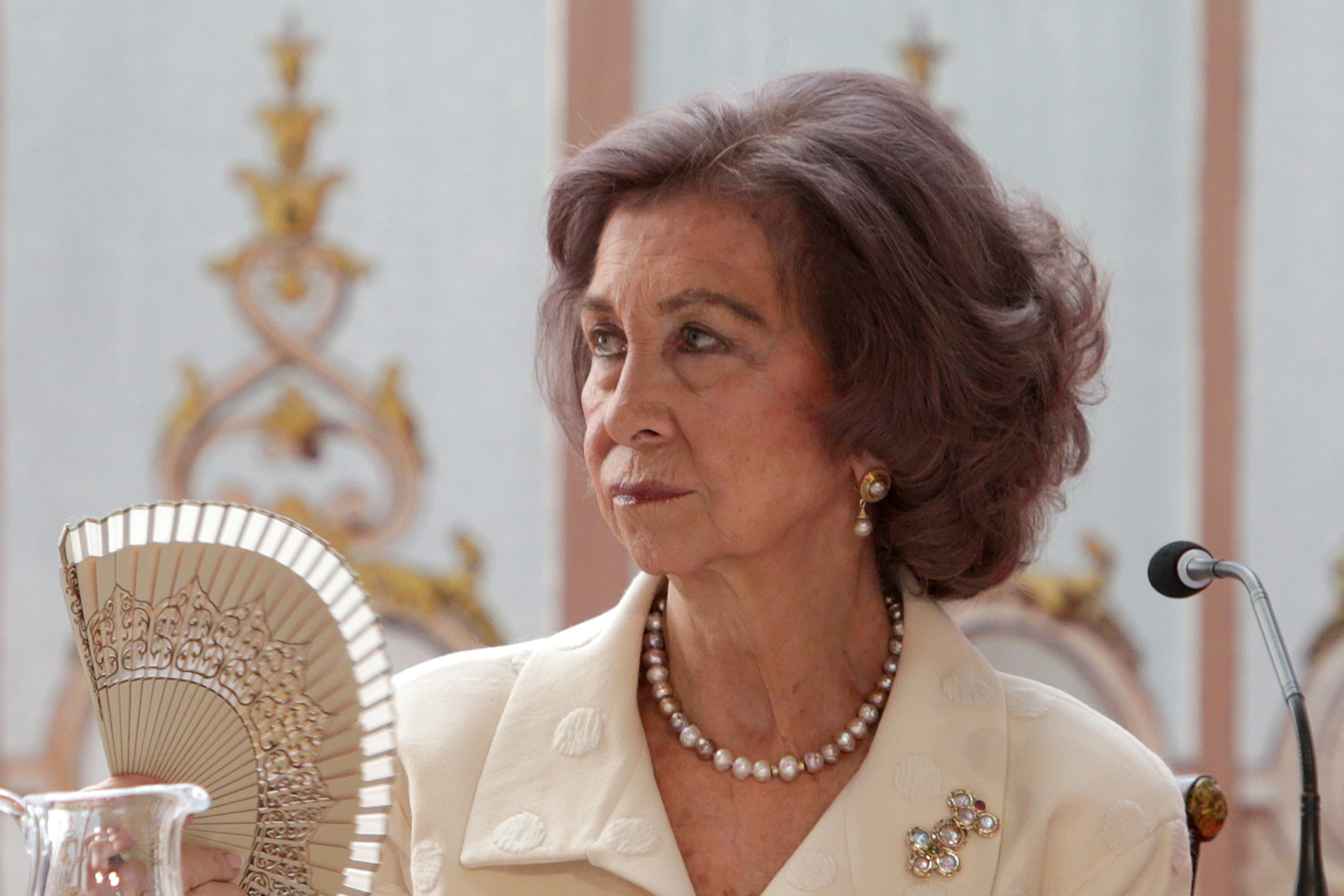 Los sorprendentes besos de la reina Sofía a un cerdo durante sus vacaciones