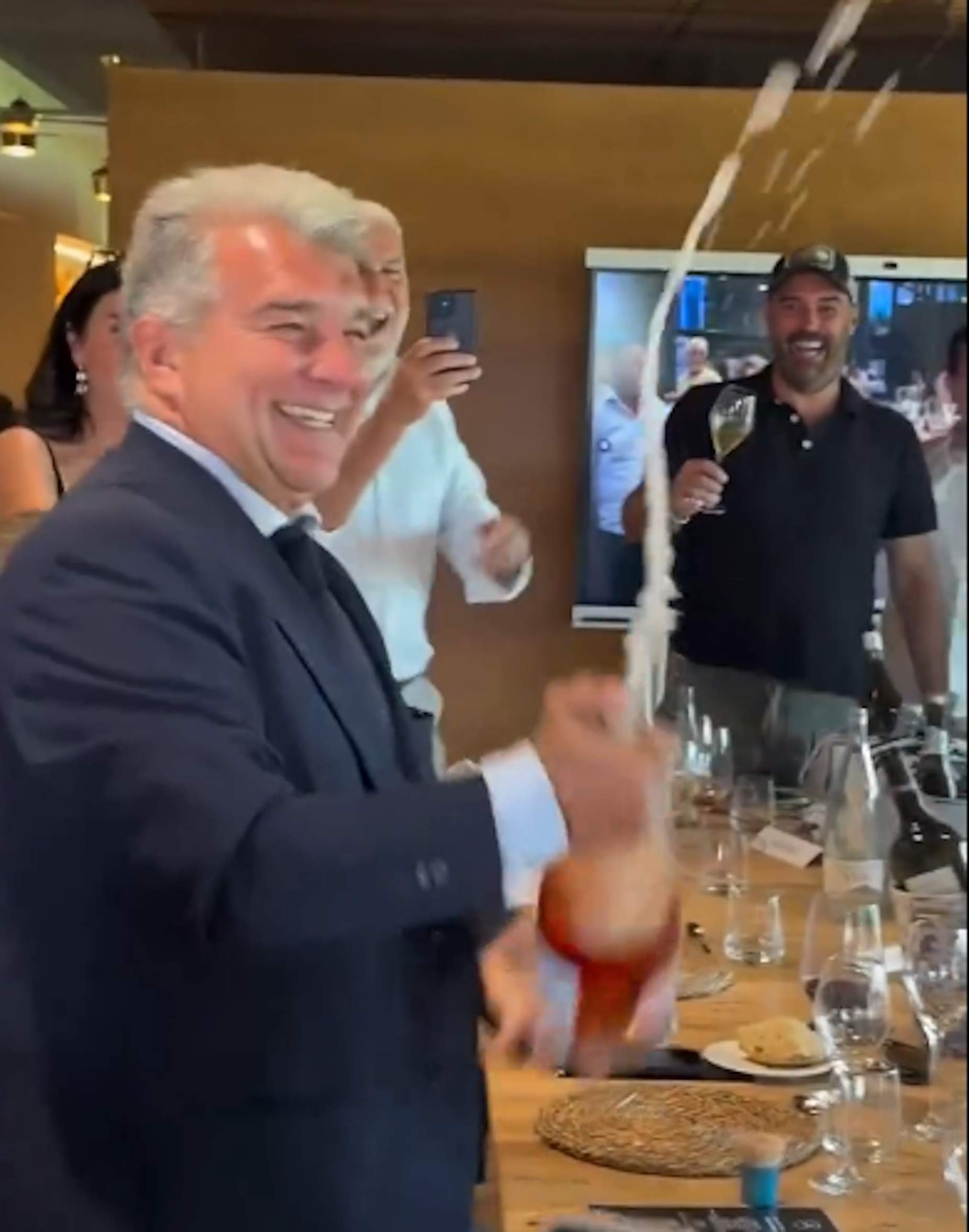 Joan Laporta eufòric, de celebració amb dos presentadors de TV3 molt culers