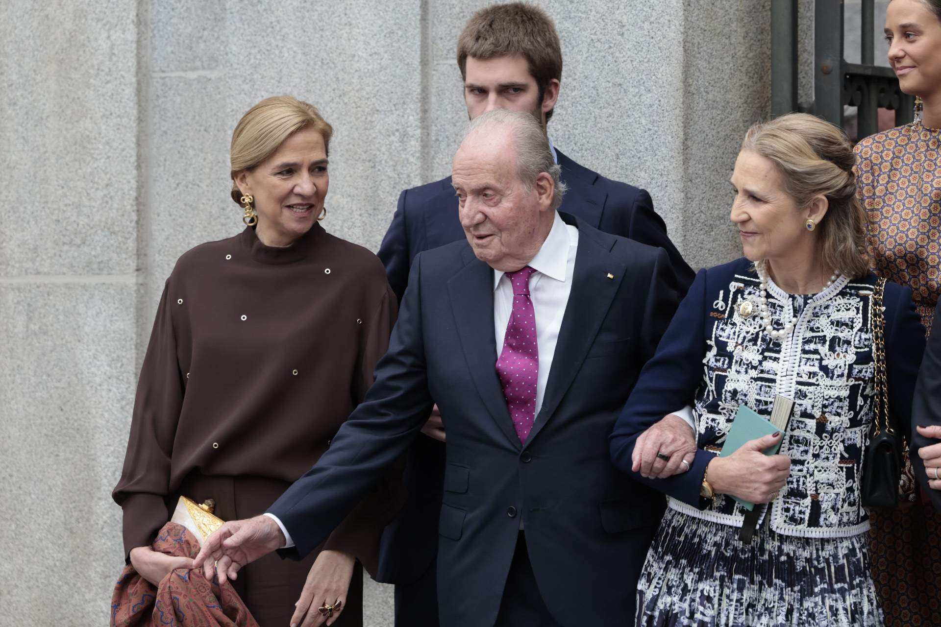 Cristina i Elena, enfrontades per Joan Carles: el rei tindrà un mal final, escac i mat