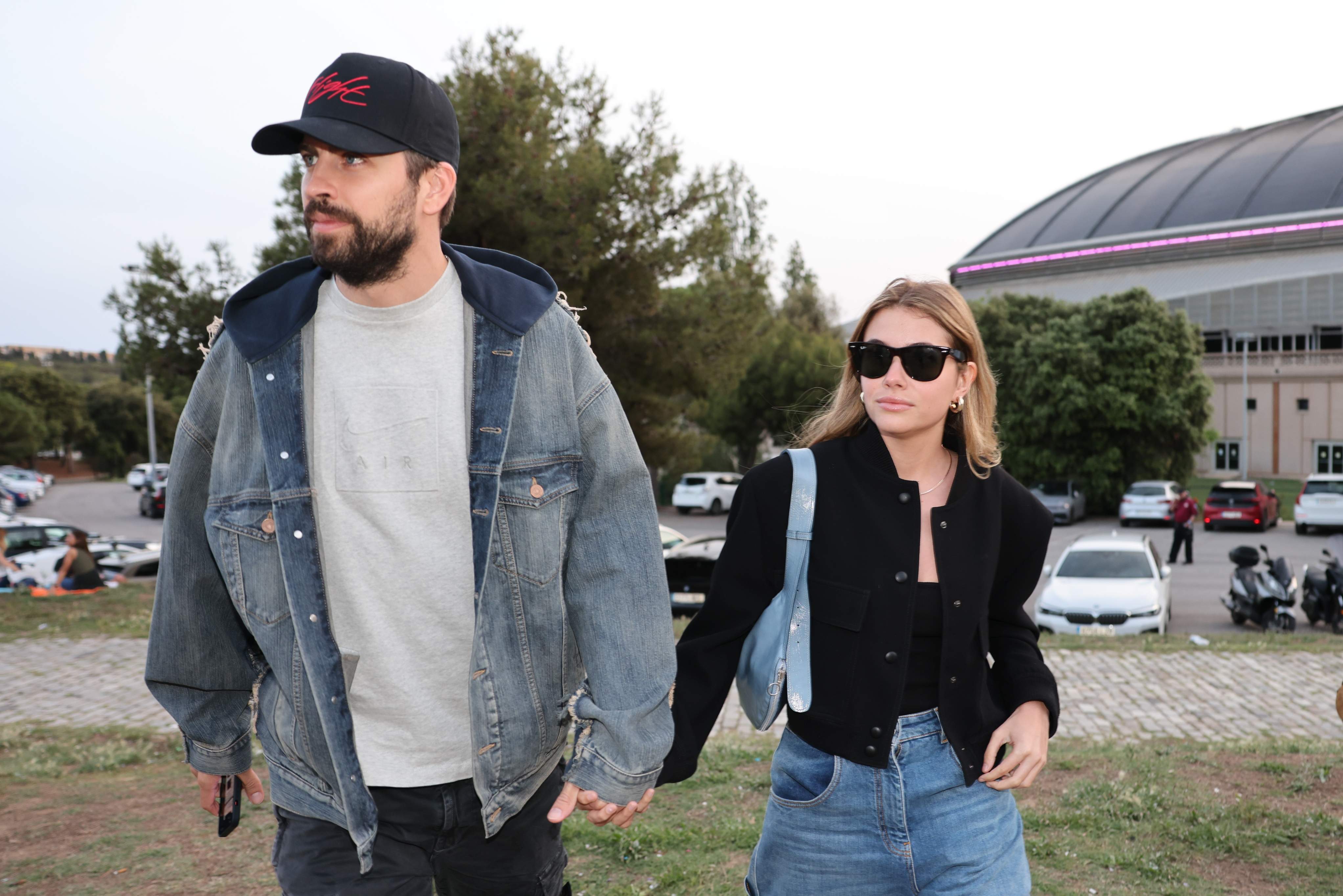 Gerard Piqué y Clara Chía, chillados y silbados en las calles de una ciudad española