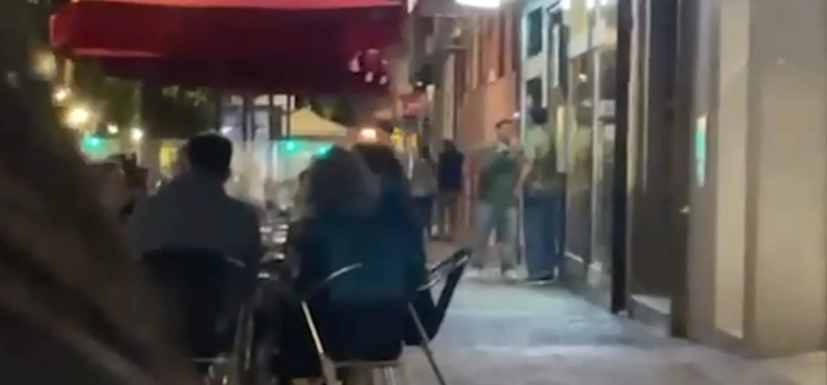 Famoso cantante, trabajando de camarero para ganarse la vida: "La música es jodida. He de pagar el alquiler"