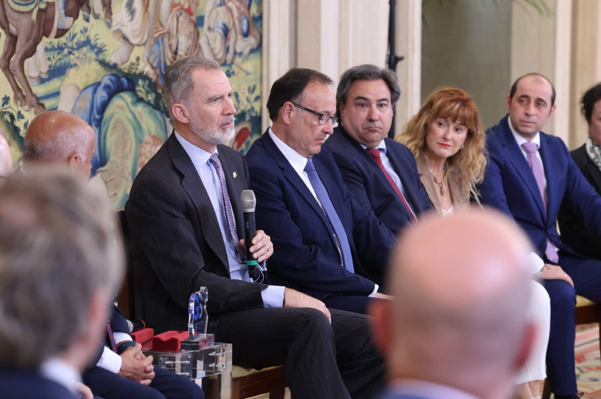 Felipe, consternado y "muy afectado por el deterioro de salud" de un familiar muy próximo. Alarma en palacio