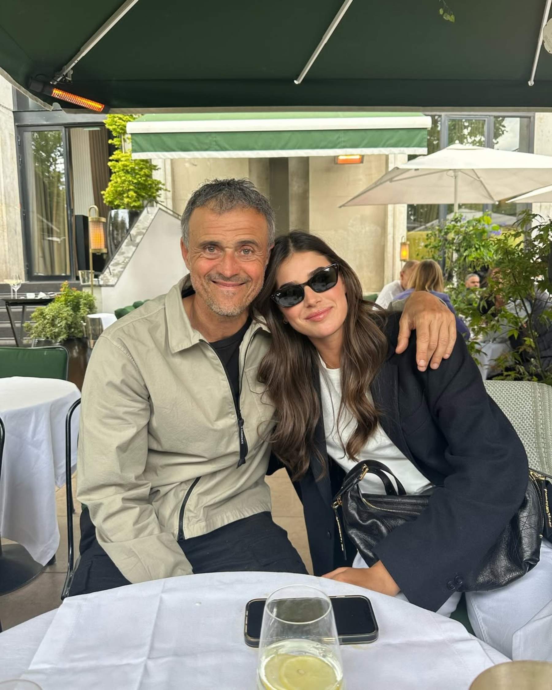 Sira i Pacho Martínez, orgullosos de Luis Enrique, el pare: moment de germans preciós