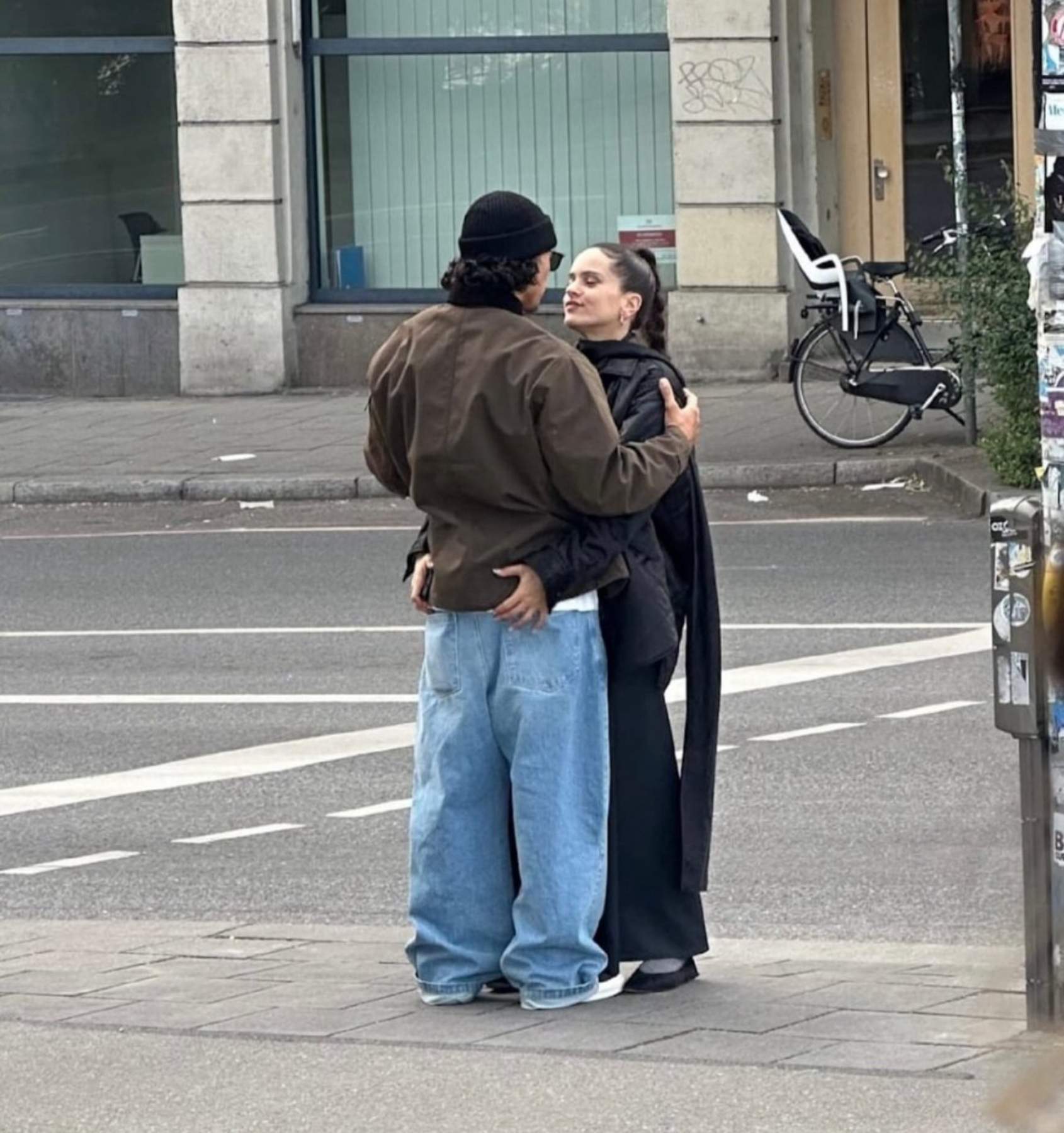 Rosalía enxampada de nou amb el nòvio VIP en aquest racó europeu: imatges del primer petó