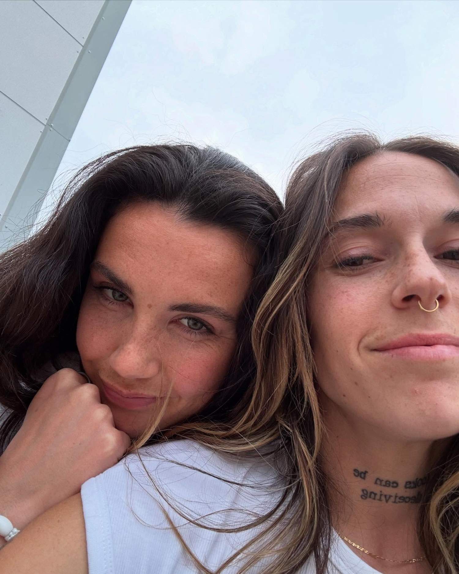 Mapi León enamora: día de playa con una amiga y al agua, y momento íntimo precioso con Ingrid Engen
